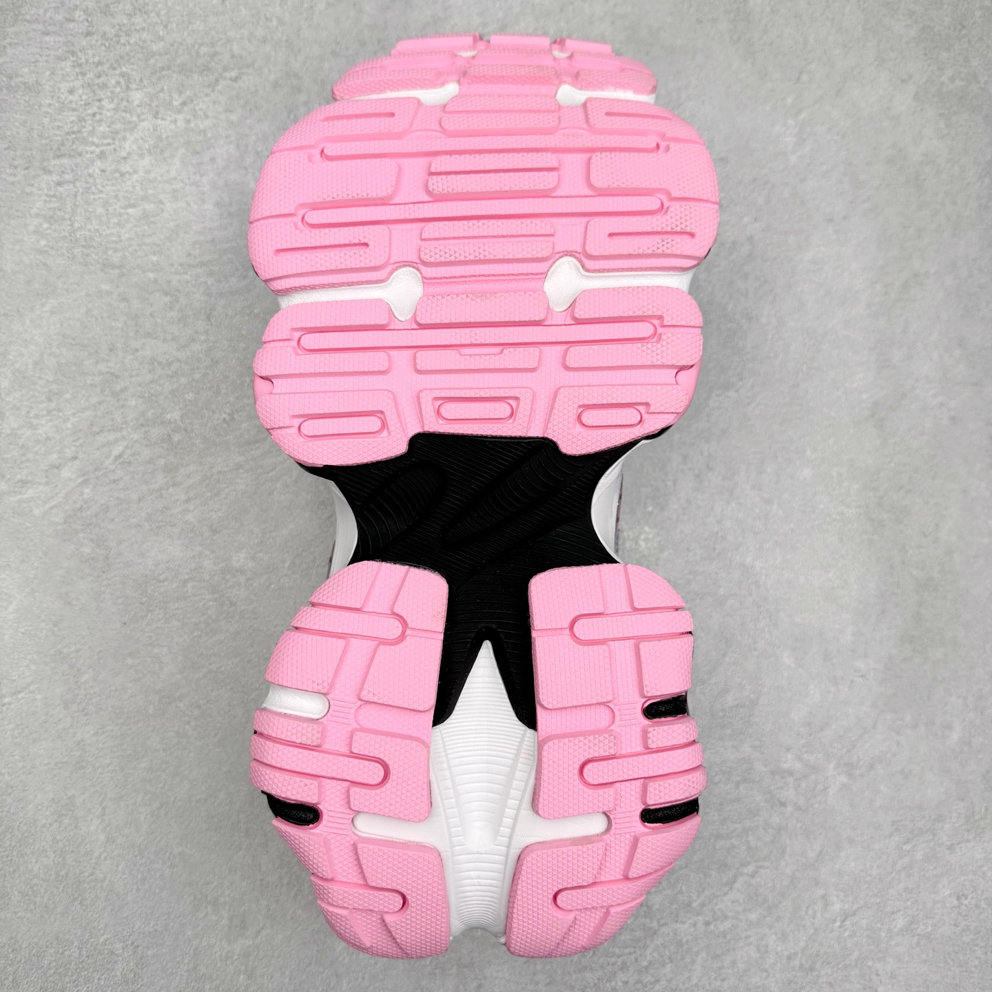 图片[9]-＃福利特价 Balenciaga CARGO Sneaker 巴黎世家十一代圆头系带舒适百搭低帮生活休闲鞋老爹鞋 这款超细纤维和网布工装运动鞋 来自 Balenciaga 2024年夏季系列 其前卫的设计、夸张的体积和反光细节赋予其特别的轮廓 在 2024 夏季系列的秀场上 我们看到了睽违已久的新款运动鞋 Cargo Sneaker 看鞋名便可猜想 延续 3XL 经典设计 这似乎是一双天生为阔腿 Cargo 而生的鞋款 并且它比起 3XL 本就极度夸张的造型更加夸张 拥有更大的鞋底面积以及更为上翘的鞋头 堪称「5XL」外观设计上除了「比大更大」做旧的厚网布鞋面 还有一种经典 Track 鞋款融合 New Balance 9060 中底之即视感 标志性 Sporty B Logo 置于鞋面中间 再加上明显提高的中底厚度 你也不用害怕与3XL难以分辨 尺码：35/46-选品中心