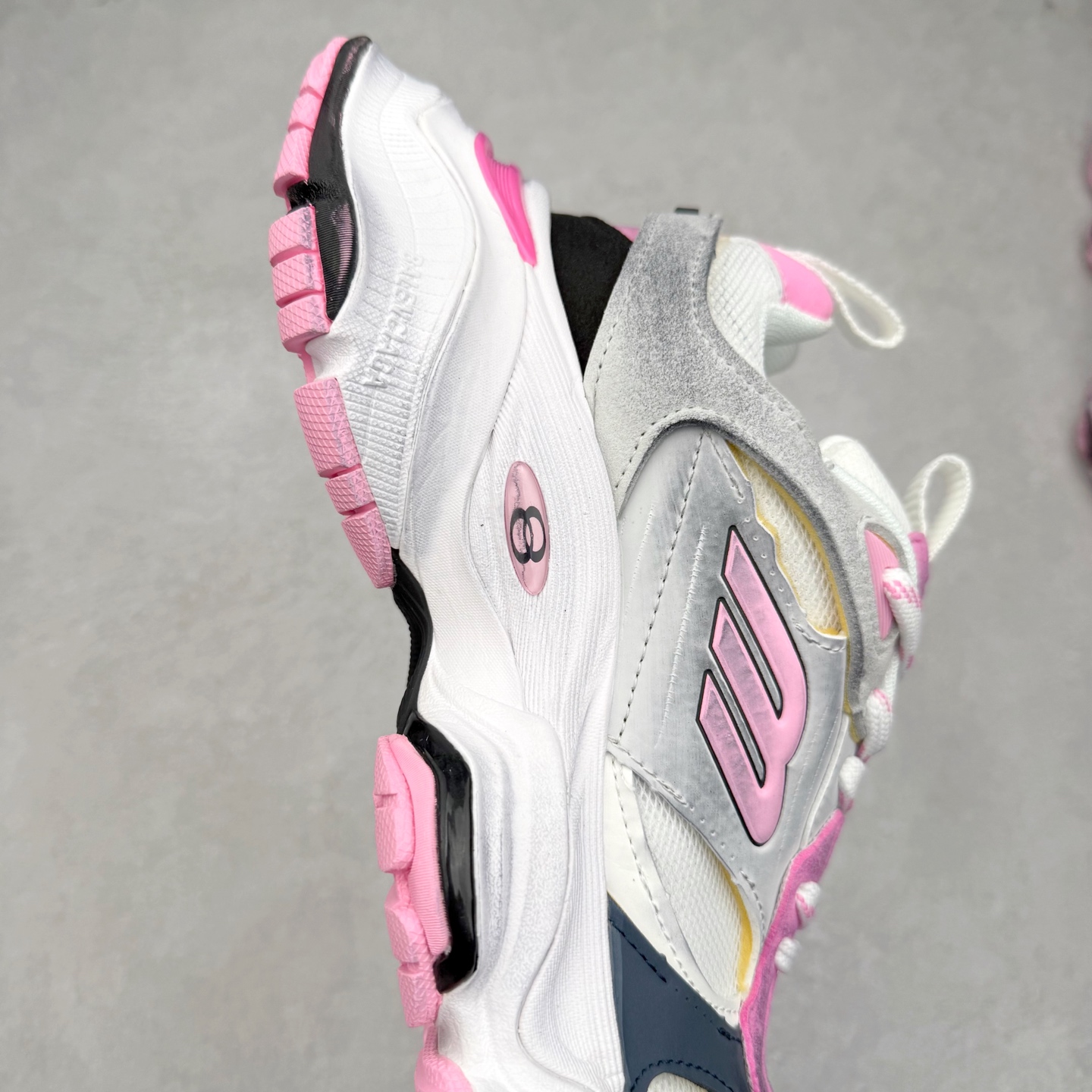 图片[6]-＃福利特价 Balenciaga CARGO Sneaker 巴黎世家十一代圆头系带舒适百搭低帮生活休闲鞋老爹鞋 这款超细纤维和网布工装运动鞋 来自 Balenciaga 2024年夏季系列 其前卫的设计、夸张的体积和反光细节赋予其特别的轮廓 在 2024 夏季系列的秀场上 我们看到了睽违已久的新款运动鞋 Cargo Sneaker 看鞋名便可猜想 延续 3XL 经典设计 这似乎是一双天生为阔腿 Cargo 而生的鞋款 并且它比起 3XL 本就极度夸张的造型更加夸张 拥有更大的鞋底面积以及更为上翘的鞋头 堪称「5XL」外观设计上除了「比大更大」做旧的厚网布鞋面 还有一种经典 Track 鞋款融合 New Balance 9060 中底之即视感 标志性 Sporty B Logo 置于鞋面中间 再加上明显提高的中底厚度 你也不用害怕与3XL难以分辨 尺码：35/46-选品中心