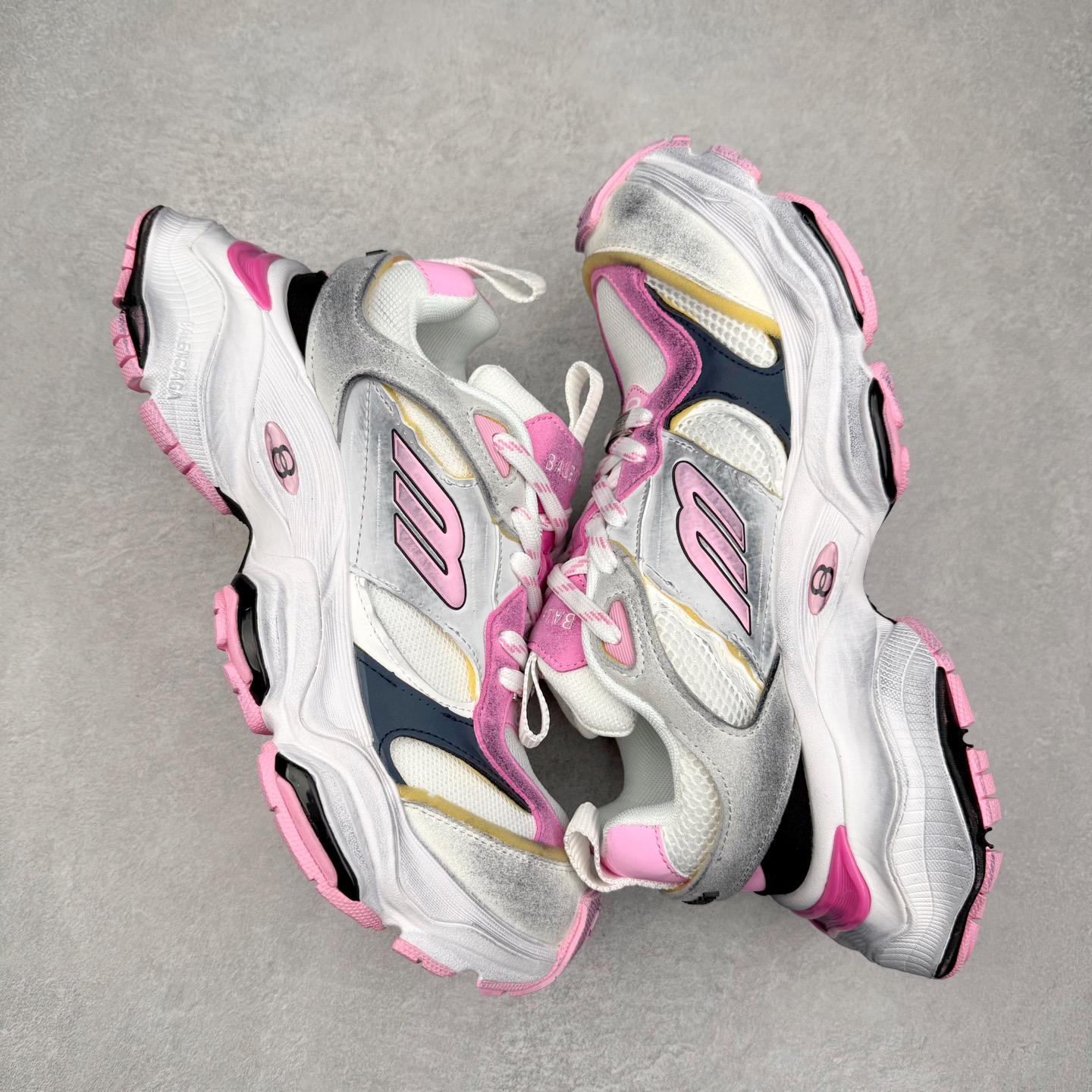 图片[3]-＃福利特价 Balenciaga CARGO Sneaker 巴黎世家十一代圆头系带舒适百搭低帮生活休闲鞋老爹鞋 这款超细纤维和网布工装运动鞋 来自 Balenciaga 2024年夏季系列 其前卫的设计、夸张的体积和反光细节赋予其特别的轮廓 在 2024 夏季系列的秀场上 我们看到了睽违已久的新款运动鞋 Cargo Sneaker 看鞋名便可猜想 延续 3XL 经典设计 这似乎是一双天生为阔腿 Cargo 而生的鞋款 并且它比起 3XL 本就极度夸张的造型更加夸张 拥有更大的鞋底面积以及更为上翘的鞋头 堪称「5XL」外观设计上除了「比大更大」做旧的厚网布鞋面 还有一种经典 Track 鞋款融合 New Balance 9060 中底之即视感 标志性 Sporty B Logo 置于鞋面中间 再加上明显提高的中底厚度 你也不用害怕与3XL难以分辨 尺码：35/46-选品中心