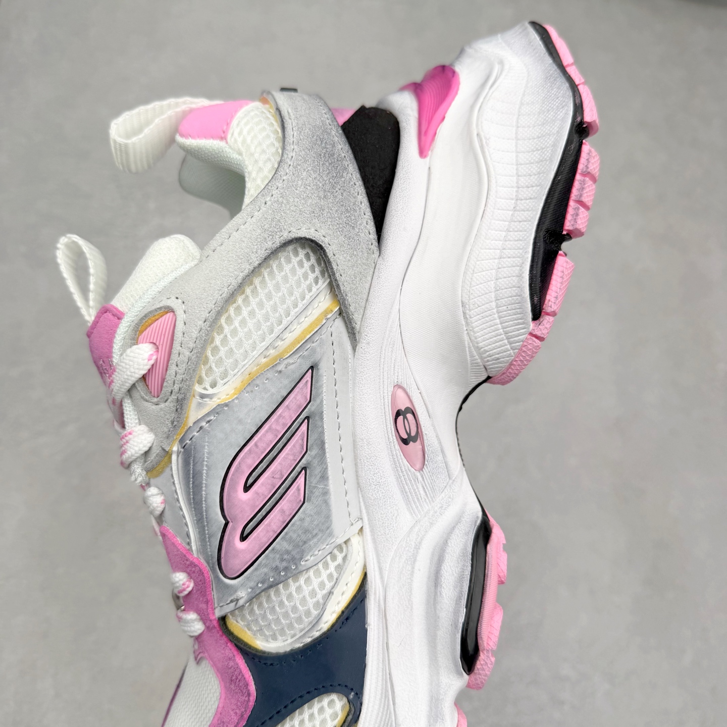 图片[7]-＃福利特价 Balenciaga CARGO Sneaker 巴黎世家十一代圆头系带舒适百搭低帮生活休闲鞋老爹鞋 这款超细纤维和网布工装运动鞋 来自 Balenciaga 2024年夏季系列 其前卫的设计、夸张的体积和反光细节赋予其特别的轮廓 在 2024 夏季系列的秀场上 我们看到了睽违已久的新款运动鞋 Cargo Sneaker 看鞋名便可猜想 延续 3XL 经典设计 这似乎是一双天生为阔腿 Cargo 而生的鞋款 并且它比起 3XL 本就极度夸张的造型更加夸张 拥有更大的鞋底面积以及更为上翘的鞋头 堪称「5XL」外观设计上除了「比大更大」做旧的厚网布鞋面 还有一种经典 Track 鞋款融合 New Balance 9060 中底之即视感 标志性 Sporty B Logo 置于鞋面中间 再加上明显提高的中底厚度 你也不用害怕与3XL难以分辨 尺码：35/46-选品中心