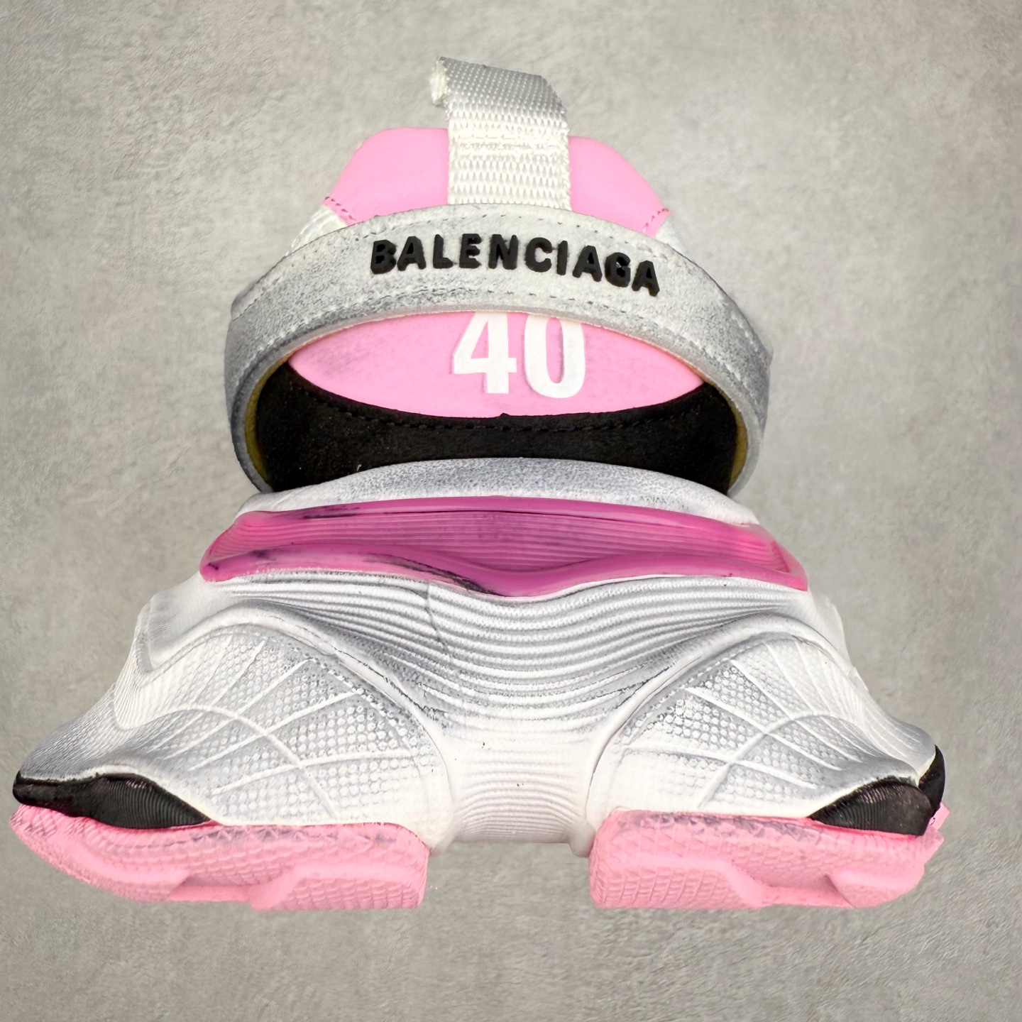 图片[8]-＃福利特价 Balenciaga CARGO Sneaker 巴黎世家十一代圆头系带舒适百搭低帮生活休闲鞋老爹鞋 这款超细纤维和网布工装运动鞋 来自 Balenciaga 2024年夏季系列 其前卫的设计、夸张的体积和反光细节赋予其特别的轮廓 在 2024 夏季系列的秀场上 我们看到了睽违已久的新款运动鞋 Cargo Sneaker 看鞋名便可猜想 延续 3XL 经典设计 这似乎是一双天生为阔腿 Cargo 而生的鞋款 并且它比起 3XL 本就极度夸张的造型更加夸张 拥有更大的鞋底面积以及更为上翘的鞋头 堪称「5XL」外观设计上除了「比大更大」做旧的厚网布鞋面 还有一种经典 Track 鞋款融合 New Balance 9060 中底之即视感 标志性 Sporty B Logo 置于鞋面中间 再加上明显提高的中底厚度 你也不用害怕与3XL难以分辨 尺码：35/46-选品中心