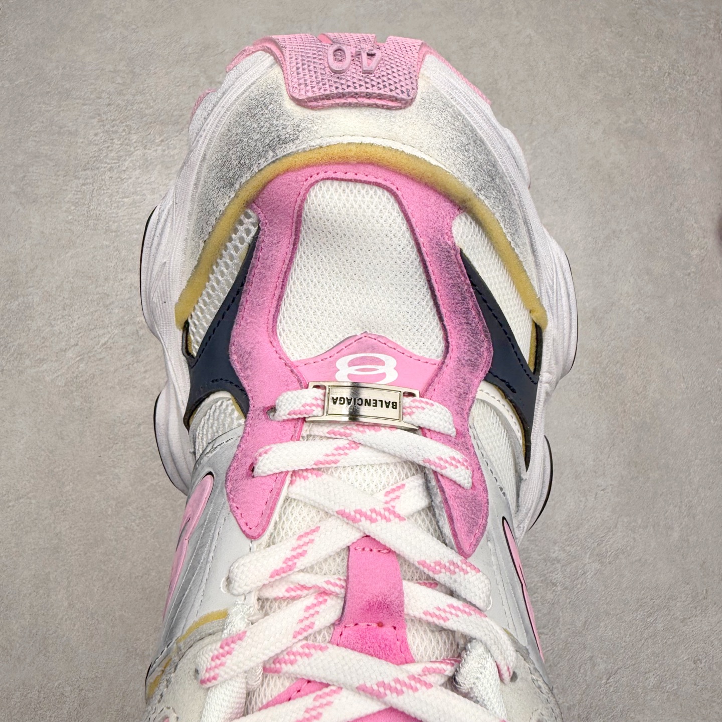 图片[4]-＃福利特价 Balenciaga CARGO Sneaker 巴黎世家十一代圆头系带舒适百搭低帮生活休闲鞋老爹鞋 这款超细纤维和网布工装运动鞋 来自 Balenciaga 2024年夏季系列 其前卫的设计、夸张的体积和反光细节赋予其特别的轮廓 在 2024 夏季系列的秀场上 我们看到了睽违已久的新款运动鞋 Cargo Sneaker 看鞋名便可猜想 延续 3XL 经典设计 这似乎是一双天生为阔腿 Cargo 而生的鞋款 并且它比起 3XL 本就极度夸张的造型更加夸张 拥有更大的鞋底面积以及更为上翘的鞋头 堪称「5XL」外观设计上除了「比大更大」做旧的厚网布鞋面 还有一种经典 Track 鞋款融合 New Balance 9060 中底之即视感 标志性 Sporty B Logo 置于鞋面中间 再加上明显提高的中底厚度 你也不用害怕与3XL难以分辨 尺码：35/46-选品中心