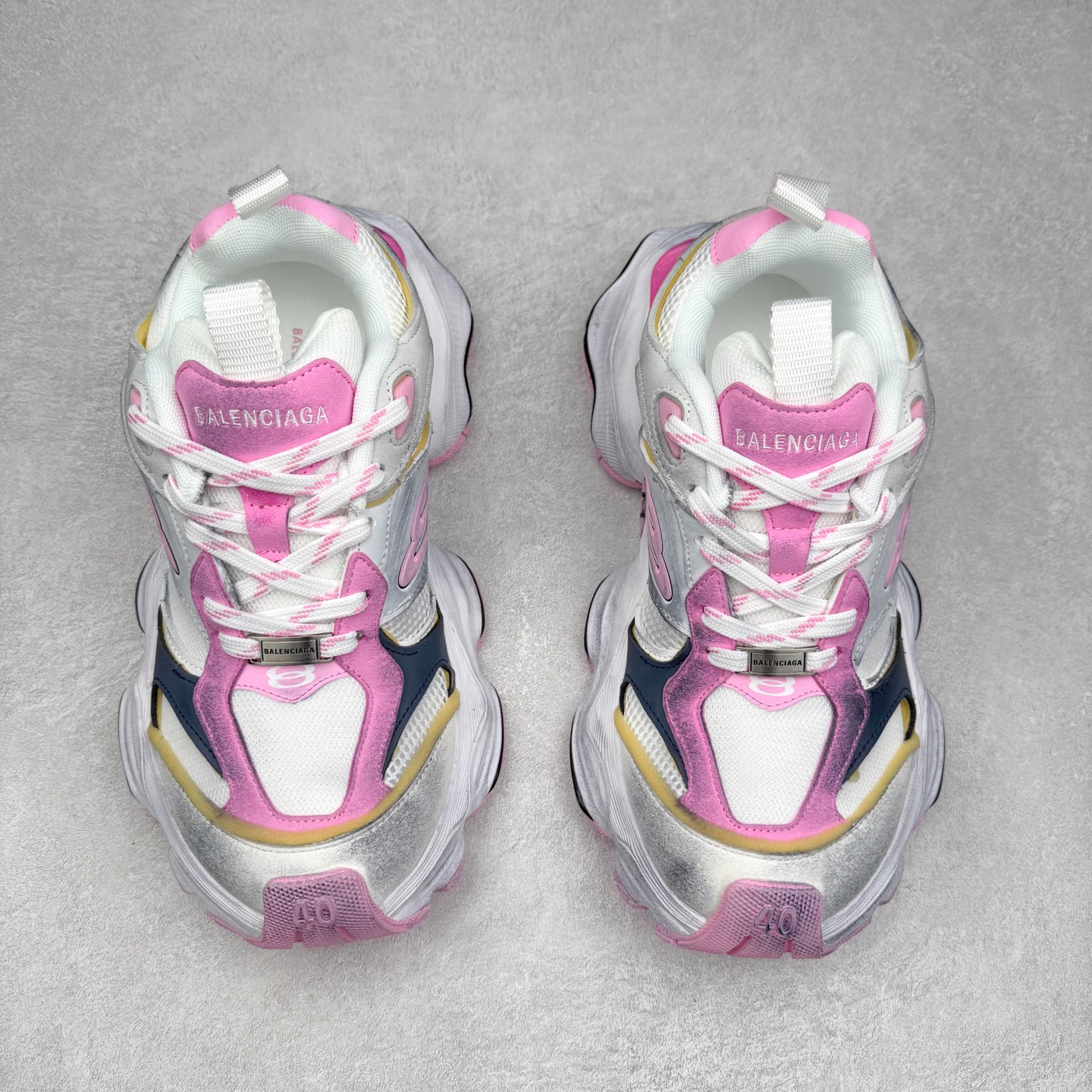 图片[2]-＃福利特价 Balenciaga CARGO Sneaker 巴黎世家十一代圆头系带舒适百搭低帮生活休闲鞋老爹鞋 这款超细纤维和网布工装运动鞋 来自 Balenciaga 2024年夏季系列 其前卫的设计、夸张的体积和反光细节赋予其特别的轮廓 在 2024 夏季系列的秀场上 我们看到了睽违已久的新款运动鞋 Cargo Sneaker 看鞋名便可猜想 延续 3XL 经典设计 这似乎是一双天生为阔腿 Cargo 而生的鞋款 并且它比起 3XL 本就极度夸张的造型更加夸张 拥有更大的鞋底面积以及更为上翘的鞋头 堪称「5XL」外观设计上除了「比大更大」做旧的厚网布鞋面 还有一种经典 Track 鞋款融合 New Balance 9060 中底之即视感 标志性 Sporty B Logo 置于鞋面中间 再加上明显提高的中底厚度 你也不用害怕与3XL难以分辨 尺码：35/46-选品中心