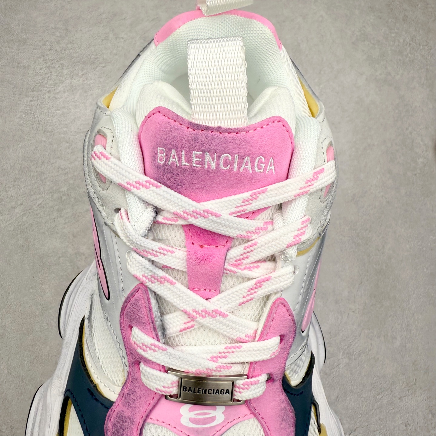 图片[5]-＃福利特价 Balenciaga CARGO Sneaker 巴黎世家十一代圆头系带舒适百搭低帮生活休闲鞋老爹鞋 这款超细纤维和网布工装运动鞋 来自 Balenciaga 2024年夏季系列 其前卫的设计、夸张的体积和反光细节赋予其特别的轮廓 在 2024 夏季系列的秀场上 我们看到了睽违已久的新款运动鞋 Cargo Sneaker 看鞋名便可猜想 延续 3XL 经典设计 这似乎是一双天生为阔腿 Cargo 而生的鞋款 并且它比起 3XL 本就极度夸张的造型更加夸张 拥有更大的鞋底面积以及更为上翘的鞋头 堪称「5XL」外观设计上除了「比大更大」做旧的厚网布鞋面 还有一种经典 Track 鞋款融合 New Balance 9060 中底之即视感 标志性 Sporty B Logo 置于鞋面中间 再加上明显提高的中底厚度 你也不用害怕与3XL难以分辨 尺码：35/46-选品中心