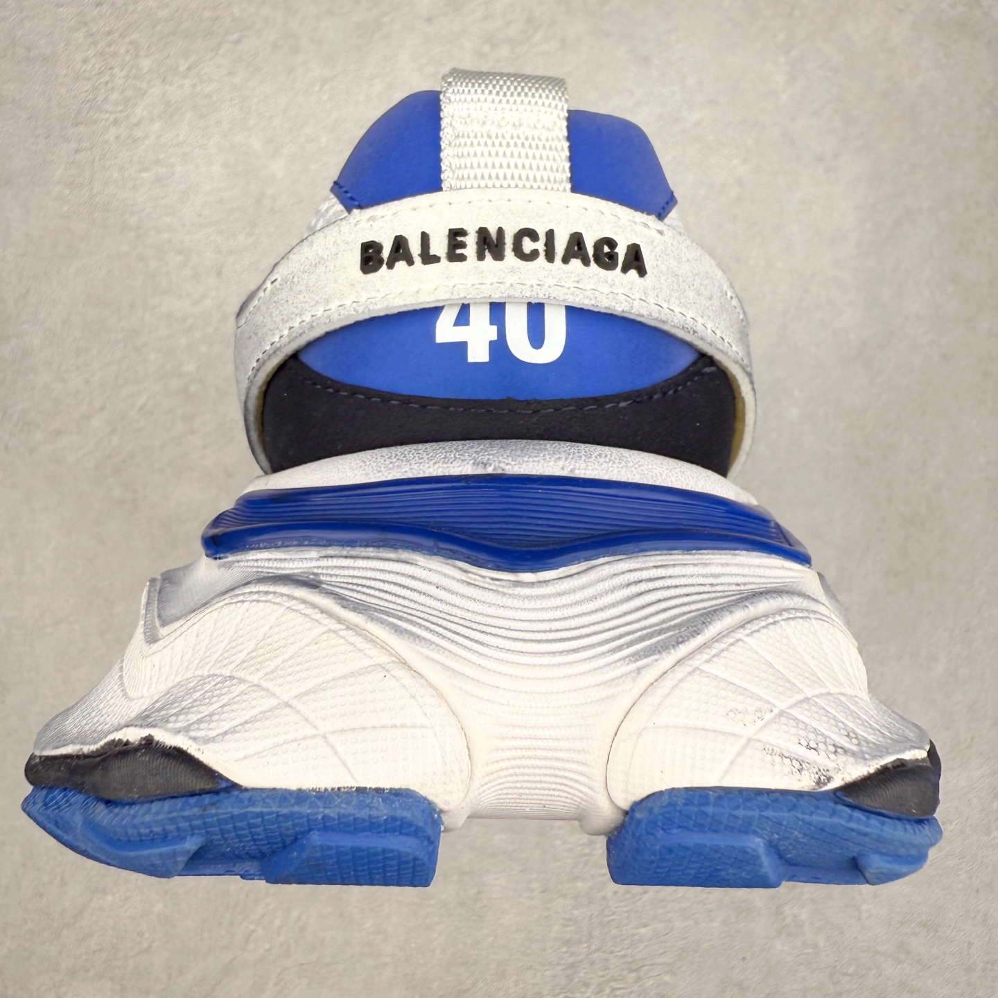 图片[8]-＃福利特价 Balenciaga CARGO Sneaker 巴黎世家十一代圆头系带舒适百搭低帮生活休闲鞋老爹鞋 这款超细纤维和网布工装运动鞋 来自 Balenciaga 2024年夏季系列 其前卫的设计、夸张的体积和反光细节赋予其特别的轮廓 在 2024 夏季系列的秀场上 我们看到了睽违已久的新款运动鞋 Cargo Sneaker 看鞋名便可猜想 延续 3XL 经典设计 这似乎是一双天生为阔腿 Cargo 而生的鞋款 并且它比起 3XL 本就极度夸张的造型更加夸张 拥有更大的鞋底面积以及更为上翘的鞋头 堪称「5XL」外观设计上除了「比大更大」做旧的厚网布鞋面 还有一种经典 Track 鞋款融合 New Balance 9060 中底之即视感 标志性 Sporty B Logo 置于鞋面中间 再加上明显提高的中底厚度 你也不用害怕与3XL难以分辨 尺码：35/46-选品中心