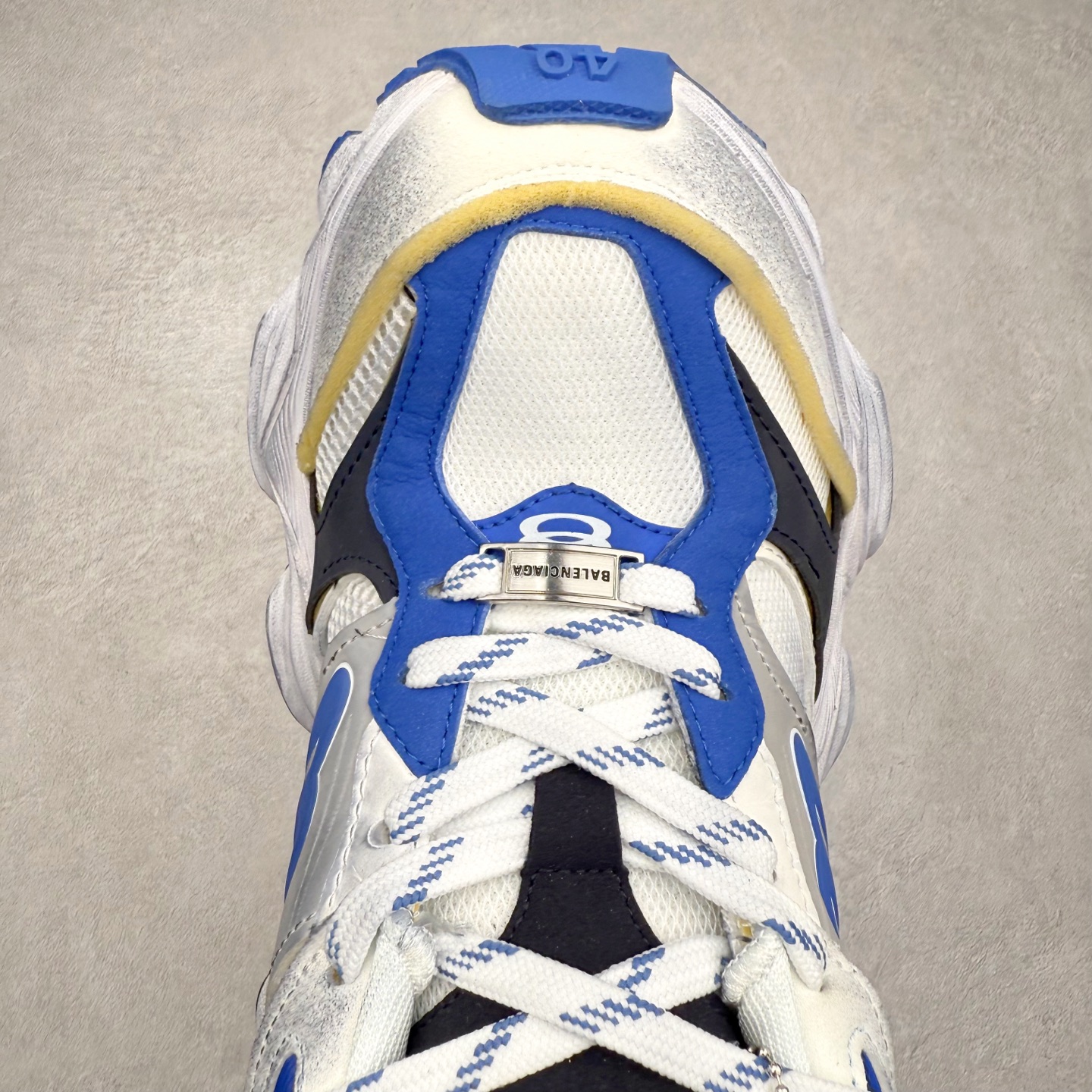 图片[4]-＃福利特价 Balenciaga CARGO Sneaker 巴黎世家十一代圆头系带舒适百搭低帮生活休闲鞋老爹鞋 这款超细纤维和网布工装运动鞋 来自 Balenciaga 2024年夏季系列 其前卫的设计、夸张的体积和反光细节赋予其特别的轮廓 在 2024 夏季系列的秀场上 我们看到了睽违已久的新款运动鞋 Cargo Sneaker 看鞋名便可猜想 延续 3XL 经典设计 这似乎是一双天生为阔腿 Cargo 而生的鞋款 并且它比起 3XL 本就极度夸张的造型更加夸张 拥有更大的鞋底面积以及更为上翘的鞋头 堪称「5XL」外观设计上除了「比大更大」做旧的厚网布鞋面 还有一种经典 Track 鞋款融合 New Balance 9060 中底之即视感 标志性 Sporty B Logo 置于鞋面中间 再加上明显提高的中底厚度 你也不用害怕与3XL难以分辨 尺码：35/46-选品中心