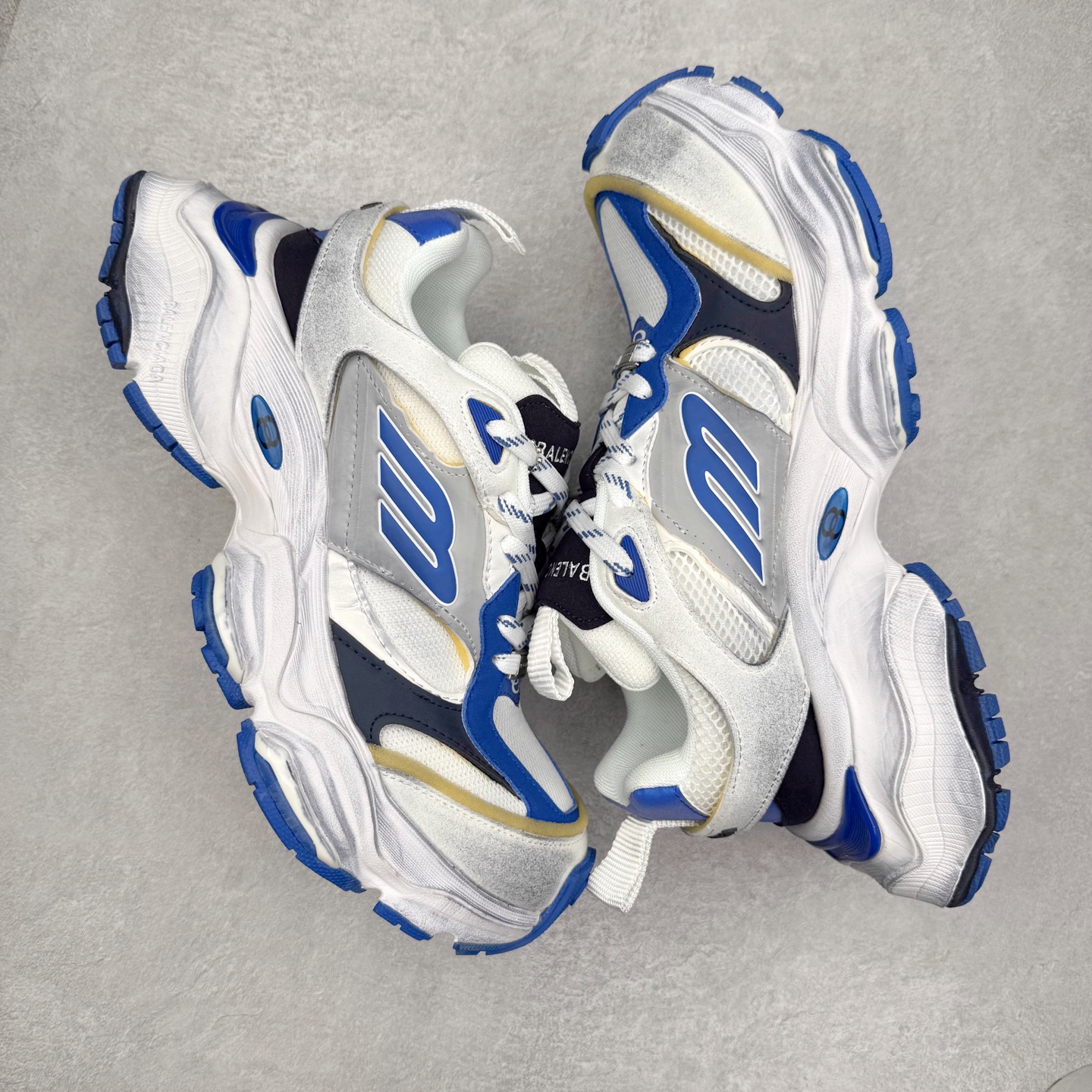 图片[3]-＃福利特价 Balenciaga CARGO Sneaker 巴黎世家十一代圆头系带舒适百搭低帮生活休闲鞋老爹鞋 这款超细纤维和网布工装运动鞋 来自 Balenciaga 2024年夏季系列 其前卫的设计、夸张的体积和反光细节赋予其特别的轮廓 在 2024 夏季系列的秀场上 我们看到了睽违已久的新款运动鞋 Cargo Sneaker 看鞋名便可猜想 延续 3XL 经典设计 这似乎是一双天生为阔腿 Cargo 而生的鞋款 并且它比起 3XL 本就极度夸张的造型更加夸张 拥有更大的鞋底面积以及更为上翘的鞋头 堪称「5XL」外观设计上除了「比大更大」做旧的厚网布鞋面 还有一种经典 Track 鞋款融合 New Balance 9060 中底之即视感 标志性 Sporty B Logo 置于鞋面中间 再加上明显提高的中底厚度 你也不用害怕与3XL难以分辨 尺码：35/46-选品中心