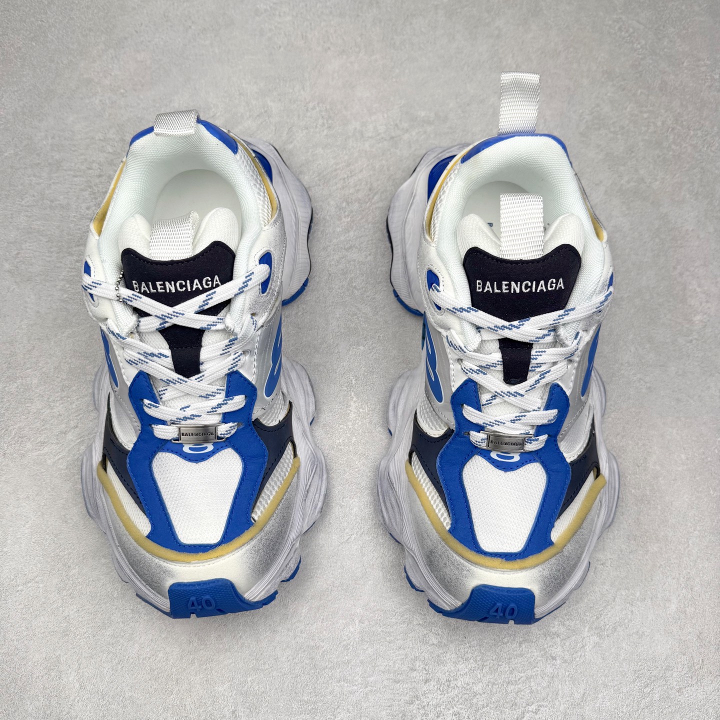 图片[2]-＃福利特价 Balenciaga CARGO Sneaker 巴黎世家十一代圆头系带舒适百搭低帮生活休闲鞋老爹鞋 这款超细纤维和网布工装运动鞋 来自 Balenciaga 2024年夏季系列 其前卫的设计、夸张的体积和反光细节赋予其特别的轮廓 在 2024 夏季系列的秀场上 我们看到了睽违已久的新款运动鞋 Cargo Sneaker 看鞋名便可猜想 延续 3XL 经典设计 这似乎是一双天生为阔腿 Cargo 而生的鞋款 并且它比起 3XL 本就极度夸张的造型更加夸张 拥有更大的鞋底面积以及更为上翘的鞋头 堪称「5XL」外观设计上除了「比大更大」做旧的厚网布鞋面 还有一种经典 Track 鞋款融合 New Balance 9060 中底之即视感 标志性 Sporty B Logo 置于鞋面中间 再加上明显提高的中底厚度 你也不用害怕与3XL难以分辨 尺码：35/46-选品中心