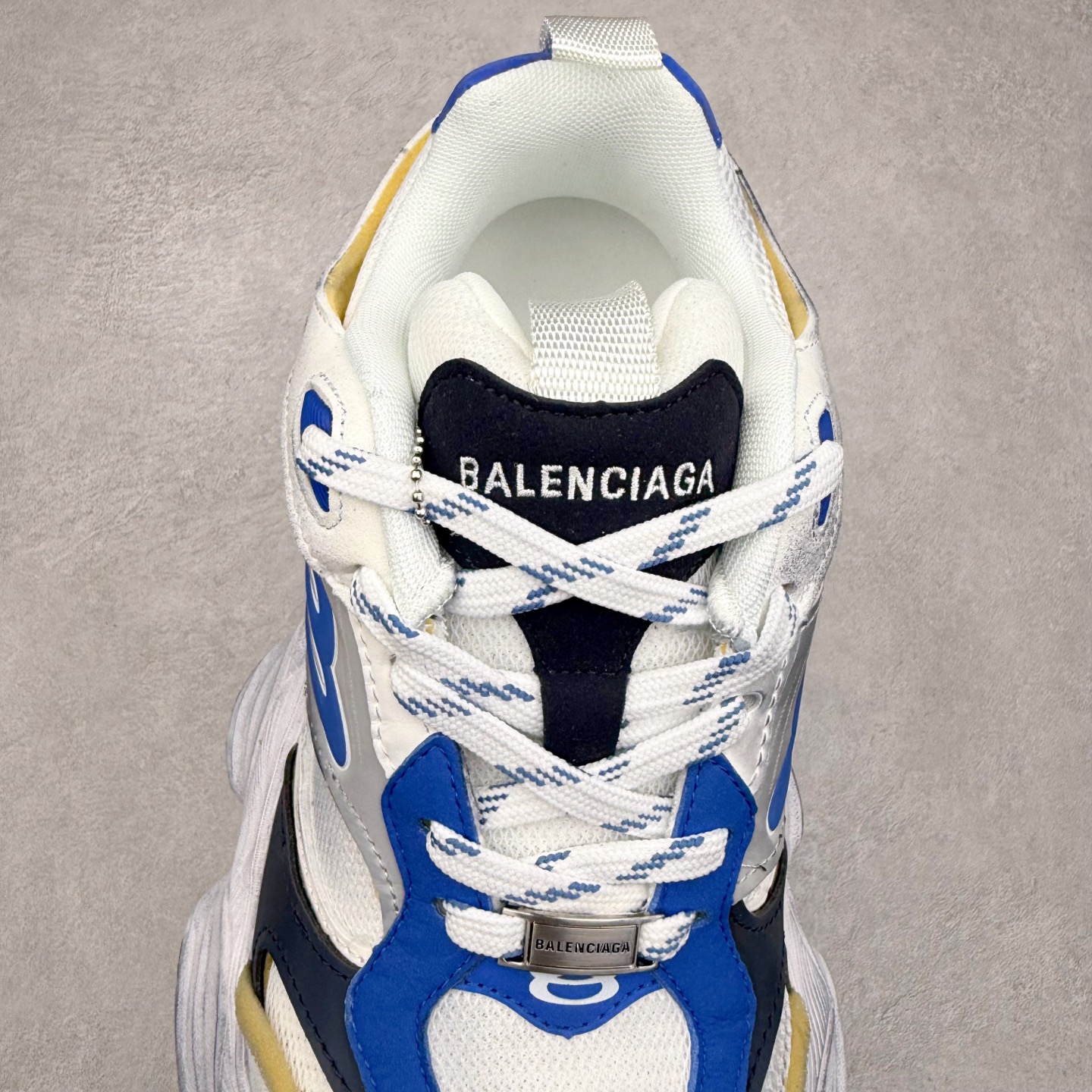 图片[5]-＃福利特价 Balenciaga CARGO Sneaker 巴黎世家十一代圆头系带舒适百搭低帮生活休闲鞋老爹鞋 这款超细纤维和网布工装运动鞋 来自 Balenciaga 2024年夏季系列 其前卫的设计、夸张的体积和反光细节赋予其特别的轮廓 在 2024 夏季系列的秀场上 我们看到了睽违已久的新款运动鞋 Cargo Sneaker 看鞋名便可猜想 延续 3XL 经典设计 这似乎是一双天生为阔腿 Cargo 而生的鞋款 并且它比起 3XL 本就极度夸张的造型更加夸张 拥有更大的鞋底面积以及更为上翘的鞋头 堪称「5XL」外观设计上除了「比大更大」做旧的厚网布鞋面 还有一种经典 Track 鞋款融合 New Balance 9060 中底之即视感 标志性 Sporty B Logo 置于鞋面中间 再加上明显提高的中底厚度 你也不用害怕与3XL难以分辨 尺码：35/46-选品中心