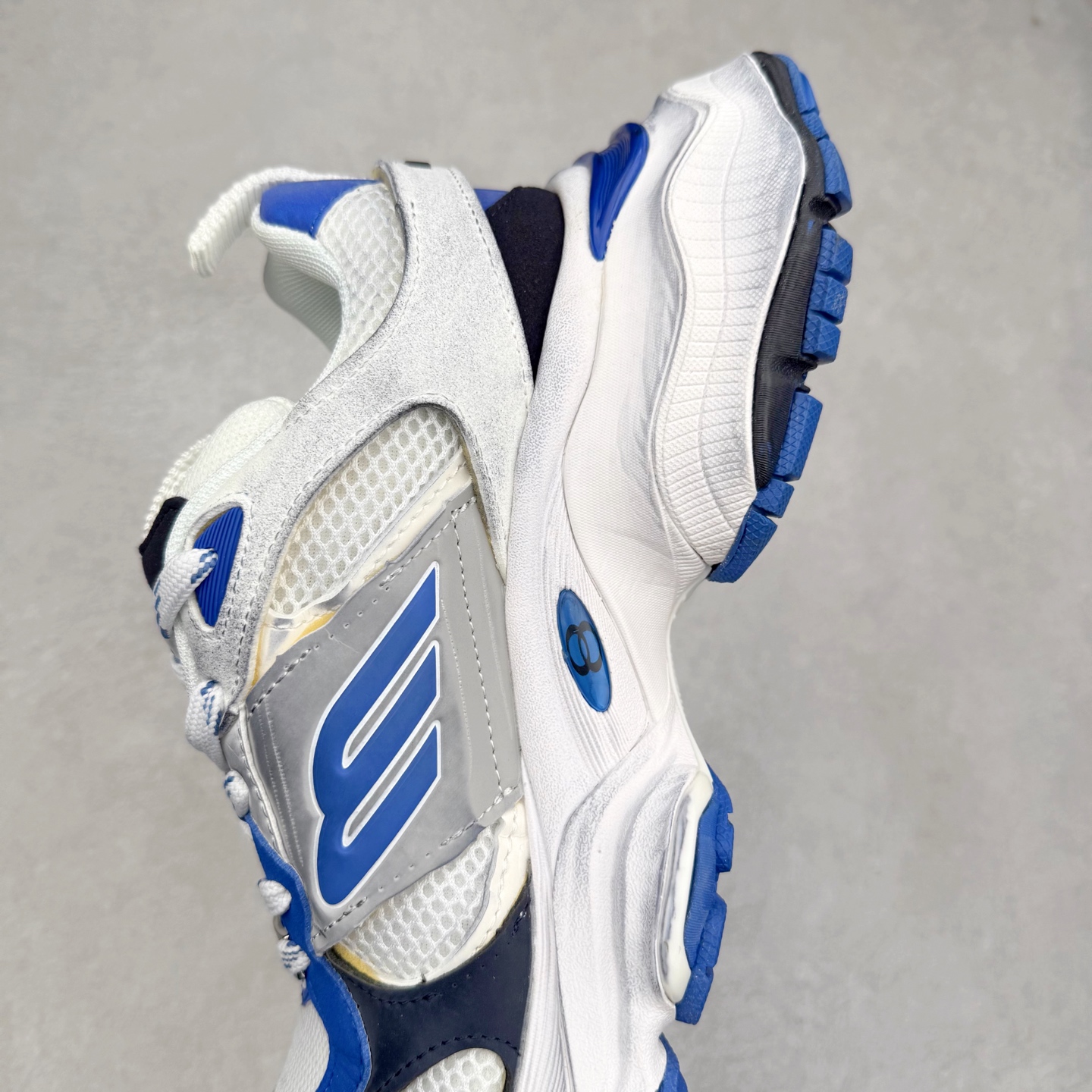 图片[7]-＃福利特价 Balenciaga CARGO Sneaker 巴黎世家十一代圆头系带舒适百搭低帮生活休闲鞋老爹鞋 这款超细纤维和网布工装运动鞋 来自 Balenciaga 2024年夏季系列 其前卫的设计、夸张的体积和反光细节赋予其特别的轮廓 在 2024 夏季系列的秀场上 我们看到了睽违已久的新款运动鞋 Cargo Sneaker 看鞋名便可猜想 延续 3XL 经典设计 这似乎是一双天生为阔腿 Cargo 而生的鞋款 并且它比起 3XL 本就极度夸张的造型更加夸张 拥有更大的鞋底面积以及更为上翘的鞋头 堪称「5XL」外观设计上除了「比大更大」做旧的厚网布鞋面 还有一种经典 Track 鞋款融合 New Balance 9060 中底之即视感 标志性 Sporty B Logo 置于鞋面中间 再加上明显提高的中底厚度 你也不用害怕与3XL难以分辨 尺码：35/46-选品中心