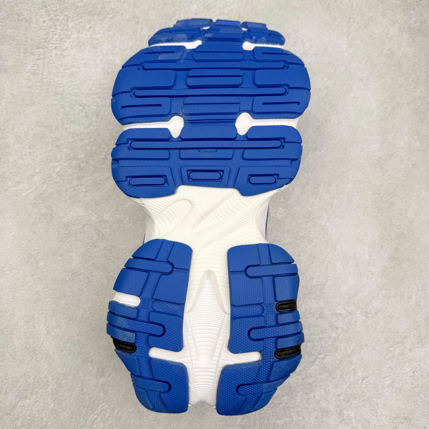 图片[9]-＃福利特价 Balenciaga CARGO Sneaker 巴黎世家十一代圆头系带舒适百搭低帮生活休闲鞋老爹鞋 这款超细纤维和网布工装运动鞋 来自 Balenciaga 2024年夏季系列 其前卫的设计、夸张的体积和反光细节赋予其特别的轮廓 在 2024 夏季系列的秀场上 我们看到了睽违已久的新款运动鞋 Cargo Sneaker 看鞋名便可猜想 延续 3XL 经典设计 这似乎是一双天生为阔腿 Cargo 而生的鞋款 并且它比起 3XL 本就极度夸张的造型更加夸张 拥有更大的鞋底面积以及更为上翘的鞋头 堪称「5XL」外观设计上除了「比大更大」做旧的厚网布鞋面 还有一种经典 Track 鞋款融合 New Balance 9060 中底之即视感 标志性 Sporty B Logo 置于鞋面中间 再加上明显提高的中底厚度 你也不用害怕与3XL难以分辨 尺码：35/46-选品中心