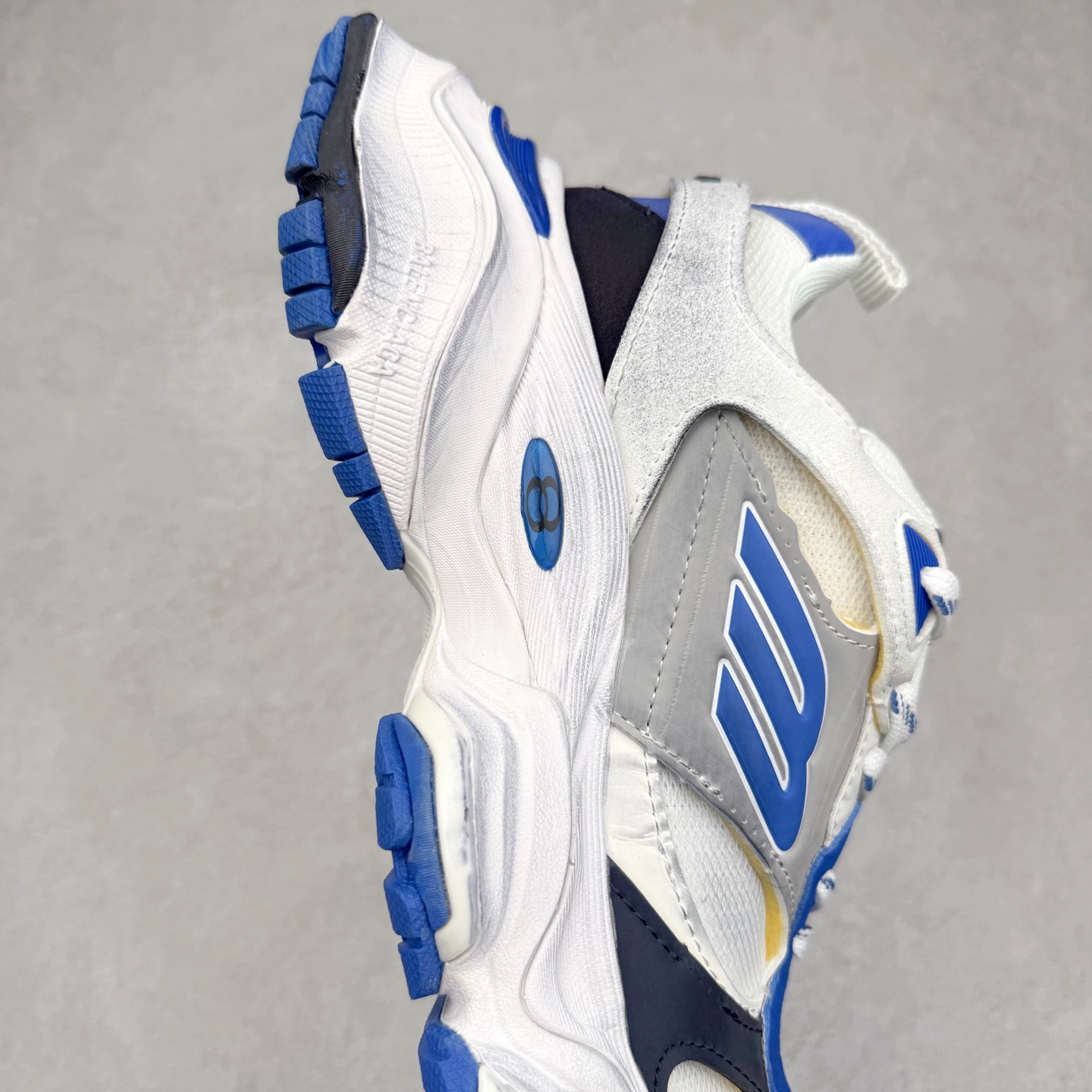 图片[6]-＃福利特价 Balenciaga CARGO Sneaker 巴黎世家十一代圆头系带舒适百搭低帮生活休闲鞋老爹鞋 这款超细纤维和网布工装运动鞋 来自 Balenciaga 2024年夏季系列 其前卫的设计、夸张的体积和反光细节赋予其特别的轮廓 在 2024 夏季系列的秀场上 我们看到了睽违已久的新款运动鞋 Cargo Sneaker 看鞋名便可猜想 延续 3XL 经典设计 这似乎是一双天生为阔腿 Cargo 而生的鞋款 并且它比起 3XL 本就极度夸张的造型更加夸张 拥有更大的鞋底面积以及更为上翘的鞋头 堪称「5XL」外观设计上除了「比大更大」做旧的厚网布鞋面 还有一种经典 Track 鞋款融合 New Balance 9060 中底之即视感 标志性 Sporty B Logo 置于鞋面中间 再加上明显提高的中底厚度 你也不用害怕与3XL难以分辨 尺码：35/46-选品中心