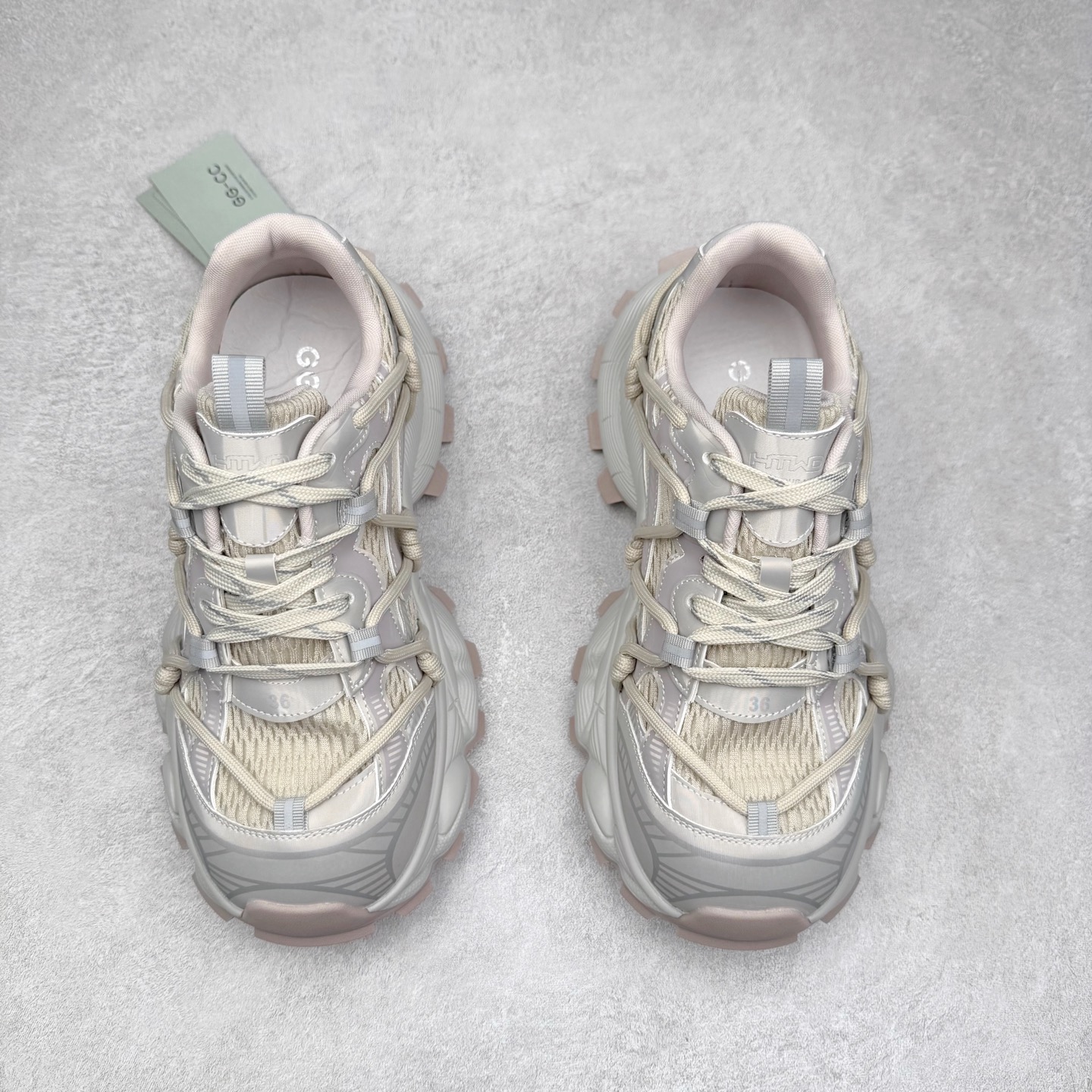 图片[2]-GG-CC Chunky Low休闲运动厚底增高老爹鞋 广东大厂出品 完美细节 25ss春季新款厚底增高 大长腿 时髦look轻松定格 不费力展现率性氛围 高档银盒 酷帅机能风不规则设计大底 双鞋带拼色造型设计 轻便舒适百搭 GGCC厚底增高简直就是小个子的快乐!不管怎么搭都好看~尺码：35 36 37 38 39 40-选品中心