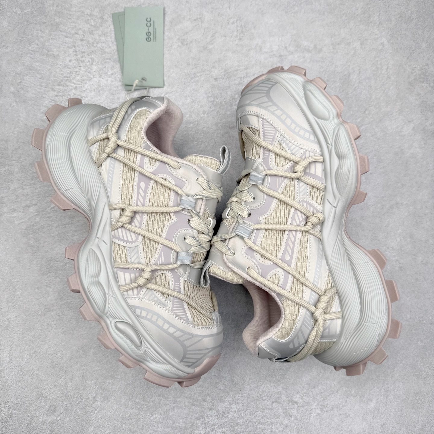 图片[3]-GG-CC Chunky Low休闲运动厚底增高老爹鞋 广东大厂出品 完美细节 25ss春季新款厚底增高 大长腿 时髦look轻松定格 不费力展现率性氛围 高档银盒 酷帅机能风不规则设计大底 双鞋带拼色造型设计 轻便舒适百搭 GGCC厚底增高简直就是小个子的快乐!不管怎么搭都好看~尺码：35 36 37 38 39 40-选品中心