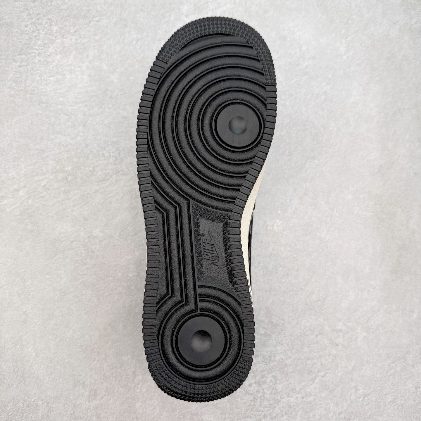 图片[9]-NK Air Force 1´07 Low 空军一号低帮百搭休闲运动板鞋 SC0601-573 柔软、弹性十足的缓震性能和出色的中底设计 横跨复古与现代的外型结合 造就出风靡全球 三十多年的Force 1 直到今天还深受青睐 实拍调校N版已经零色差零失真 百分百还原实物色彩所见即所得 不存在货不对板色差等低级问题 选购参考实物拍摄 不混卖不参货 只用心做好货严格选品 承诺混一赔十 尺码：36 36.5 37.5 38 38.5 39 40 40.5 41 42 42.5 43 44 44.5 45-选品中心