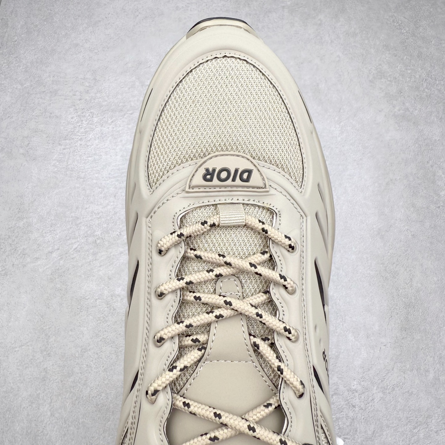 图片[4]-DIOR B44 Blade 迪奥2024新款圆头系带跑步鞋 新款鞋款的特点是受到 21 世纪启发的大胆蓬松造型 B44 Blade 运动鞋采用渐变技术网布制成 配有同色技术面料面板 鞋底上配有对比鲜明的 Blade 嵌件 与跑步世界息息相关 这款运动鞋具有运动、复古未来主义的外观 配有超细纤维和帆布嵌件 并饰有标志性的“Dior”标志 点缀在鞋面、鞋跟和侧面 鞋型饰有 Dior 和Lewis Hamilton标志性饰物 悬挂在鞋眼上 而鞋面、鞋跟和侧面则饰有 Dior 标志 尺码：36 37 38 39 40 41 42 43 44 45-选品中心