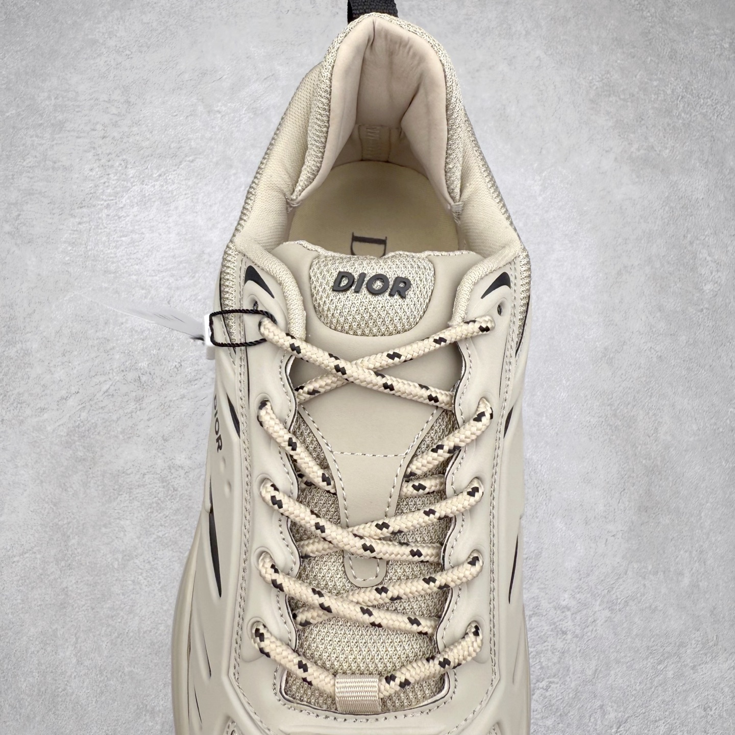 图片[5]-DIOR B44 Blade 迪奥2024新款圆头系带跑步鞋 新款鞋款的特点是受到 21 世纪启发的大胆蓬松造型 B44 Blade 运动鞋采用渐变技术网布制成 配有同色技术面料面板 鞋底上配有对比鲜明的 Blade 嵌件 与跑步世界息息相关 这款运动鞋具有运动、复古未来主义的外观 配有超细纤维和帆布嵌件 并饰有标志性的“Dior”标志 点缀在鞋面、鞋跟和侧面 鞋型饰有 Dior 和Lewis Hamilton标志性饰物 悬挂在鞋眼上 而鞋面、鞋跟和侧面则饰有 Dior 标志 尺码：36 37 38 39 40 41 42 43 44 45-选品中心