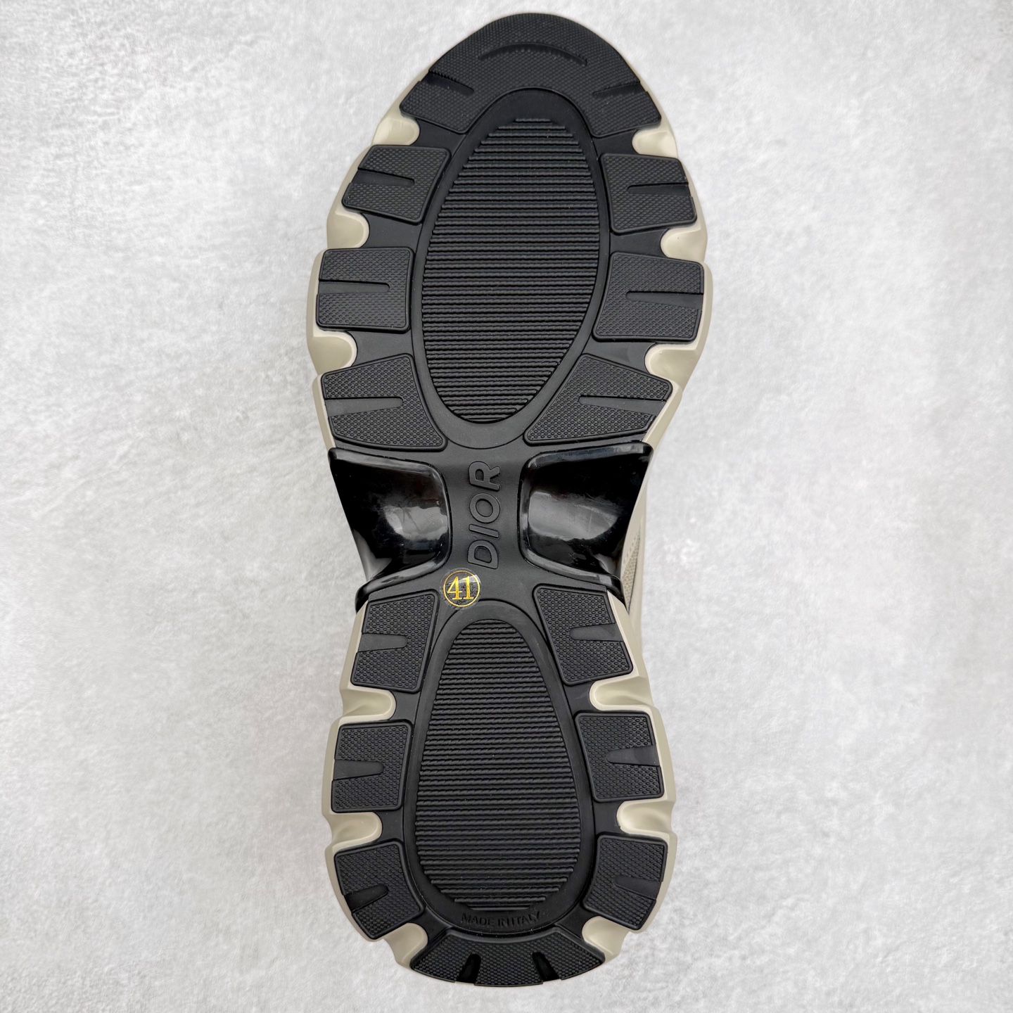 图片[9]-DIOR B44 Blade 迪奥2024新款圆头系带跑步鞋 新款鞋款的特点是受到 21 世纪启发的大胆蓬松造型 B44 Blade 运动鞋采用渐变技术网布制成 配有同色技术面料面板 鞋底上配有对比鲜明的 Blade 嵌件 与跑步世界息息相关 这款运动鞋具有运动、复古未来主义的外观 配有超细纤维和帆布嵌件 并饰有标志性的“Dior”标志 点缀在鞋面、鞋跟和侧面 鞋型饰有 Dior 和Lewis Hamilton标志性饰物 悬挂在鞋眼上 而鞋面、鞋跟和侧面则饰有 Dior 标志 尺码：36 37 38 39 40 41 42 43 44 45-选品中心