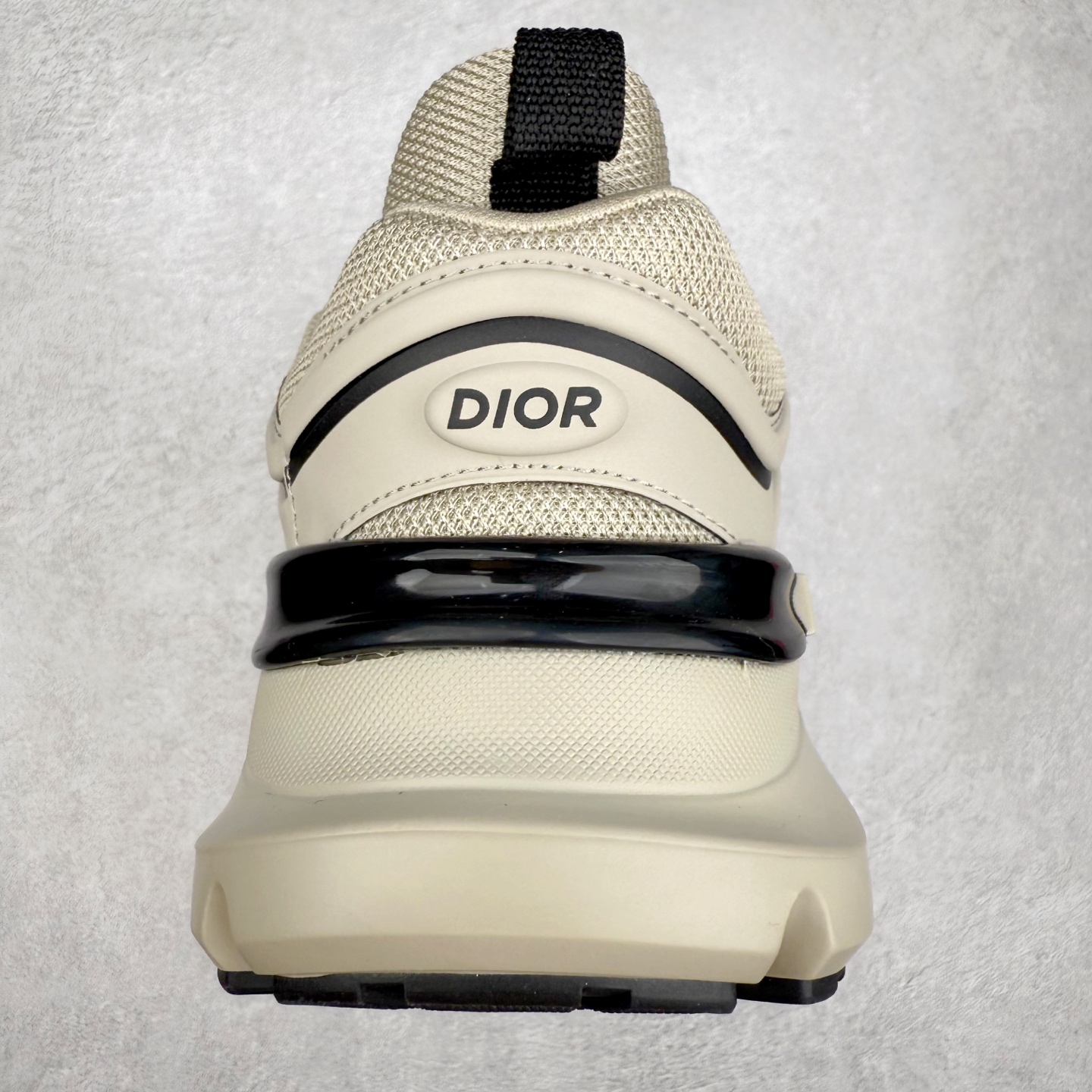 图片[8]-DIOR B44 Blade 迪奥2024新款圆头系带跑步鞋 新款鞋款的特点是受到 21 世纪启发的大胆蓬松造型 B44 Blade 运动鞋采用渐变技术网布制成 配有同色技术面料面板 鞋底上配有对比鲜明的 Blade 嵌件 与跑步世界息息相关 这款运动鞋具有运动、复古未来主义的外观 配有超细纤维和帆布嵌件 并饰有标志性的“Dior”标志 点缀在鞋面、鞋跟和侧面 鞋型饰有 Dior 和Lewis Hamilton标志性饰物 悬挂在鞋眼上 而鞋面、鞋跟和侧面则饰有 Dior 标志 尺码：36 37 38 39 40 41 42 43 44 45-选品中心