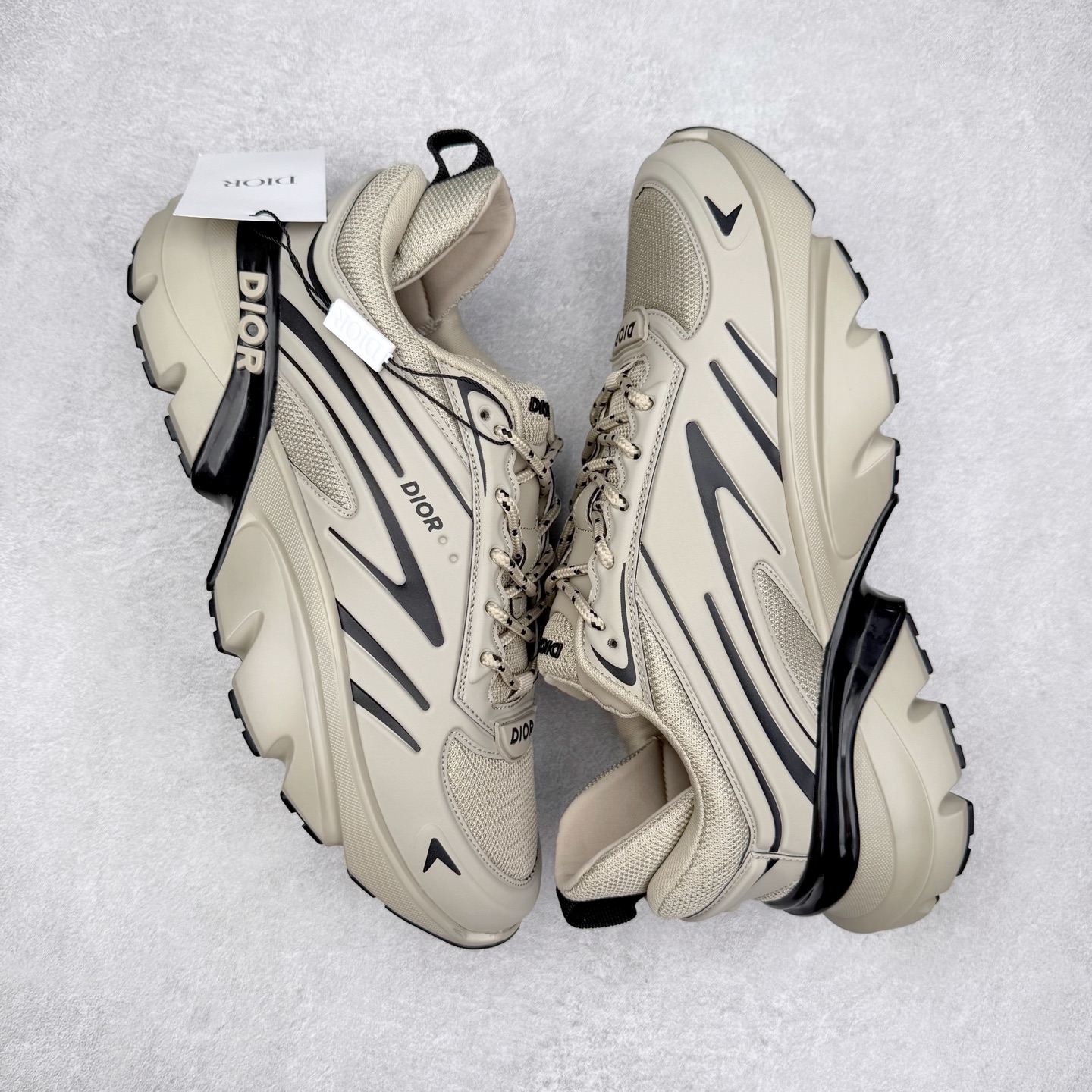 图片[3]-DIOR B44 Blade 迪奥2024新款圆头系带跑步鞋 新款鞋款的特点是受到 21 世纪启发的大胆蓬松造型 B44 Blade 运动鞋采用渐变技术网布制成 配有同色技术面料面板 鞋底上配有对比鲜明的 Blade 嵌件 与跑步世界息息相关 这款运动鞋具有运动、复古未来主义的外观 配有超细纤维和帆布嵌件 并饰有标志性的“Dior”标志 点缀在鞋面、鞋跟和侧面 鞋型饰有 Dior 和Lewis Hamilton标志性饰物 悬挂在鞋眼上 而鞋面、鞋跟和侧面则饰有 Dior 标志 尺码：36 37 38 39 40 41 42 43 44 45-选品中心