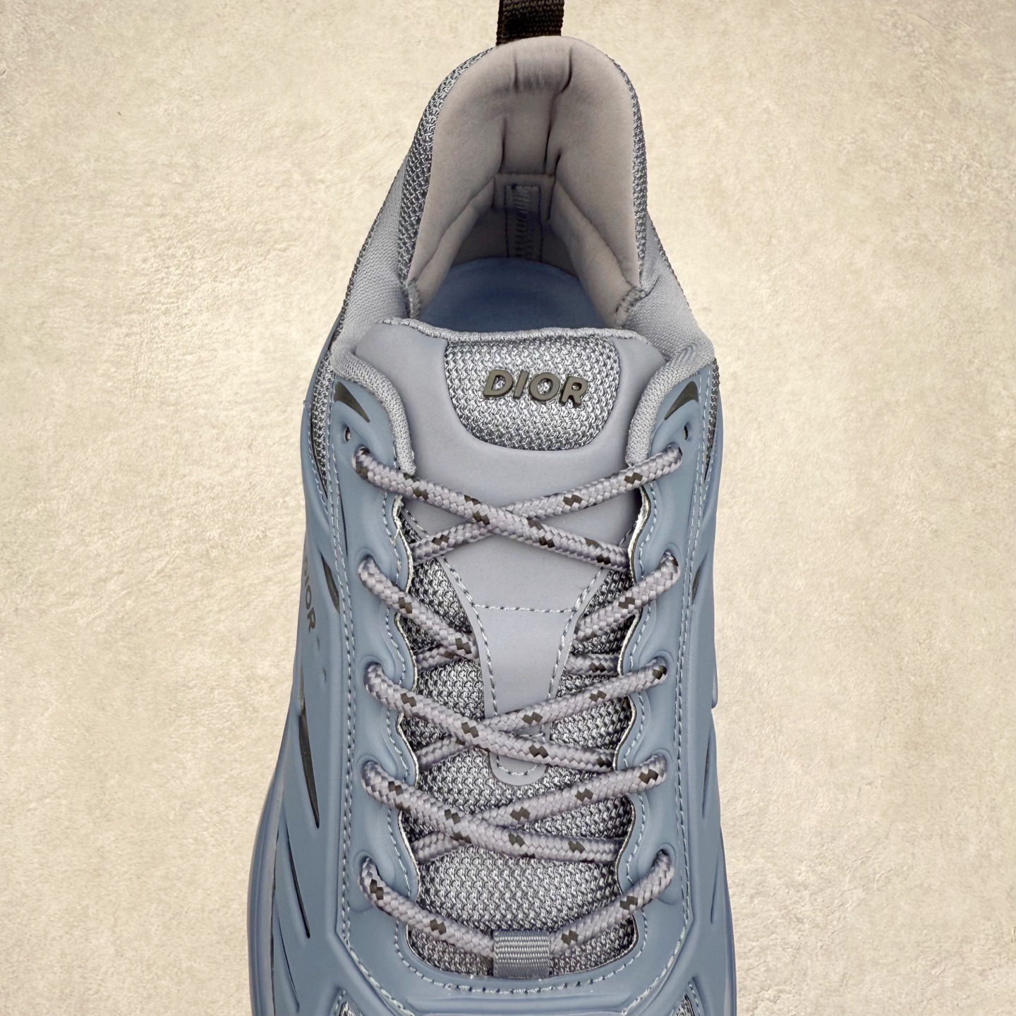 图片[5]-DIOR B44 Blade 迪奥2024新款圆头系带跑步鞋 新款鞋款的特点是受到 21 世纪启发的大胆蓬松造型 B44 Blade 运动鞋采用渐变技术网布制成 配有同色技术面料面板 鞋底上配有对比鲜明的 Blade 嵌件 与跑步世界息息相关 这款运动鞋具有运动、复古未来主义的外观 配有超细纤维和帆布嵌件 并饰有标志性的“Dior”标志 点缀在鞋面、鞋跟和侧面 鞋型饰有 Dior 和Lewis Hamilton标志性饰物 悬挂在鞋眼上 而鞋面、鞋跟和侧面则饰有 Dior 标志 尺码：36 37 38 39 40 41 42 43 44 45-选品中心