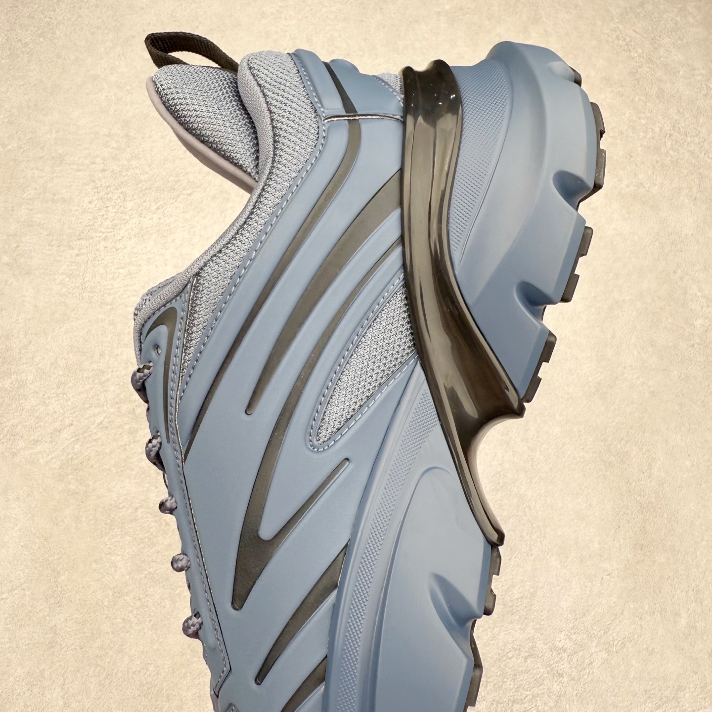 图片[7]-DIOR B44 Blade 迪奥2024新款圆头系带跑步鞋 新款鞋款的特点是受到 21 世纪启发的大胆蓬松造型 B44 Blade 运动鞋采用渐变技术网布制成 配有同色技术面料面板 鞋底上配有对比鲜明的 Blade 嵌件 与跑步世界息息相关 这款运动鞋具有运动、复古未来主义的外观 配有超细纤维和帆布嵌件 并饰有标志性的“Dior”标志 点缀在鞋面、鞋跟和侧面 鞋型饰有 Dior 和Lewis Hamilton标志性饰物 悬挂在鞋眼上 而鞋面、鞋跟和侧面则饰有 Dior 标志 尺码：36 37 38 39 40 41 42 43 44 45-选品中心