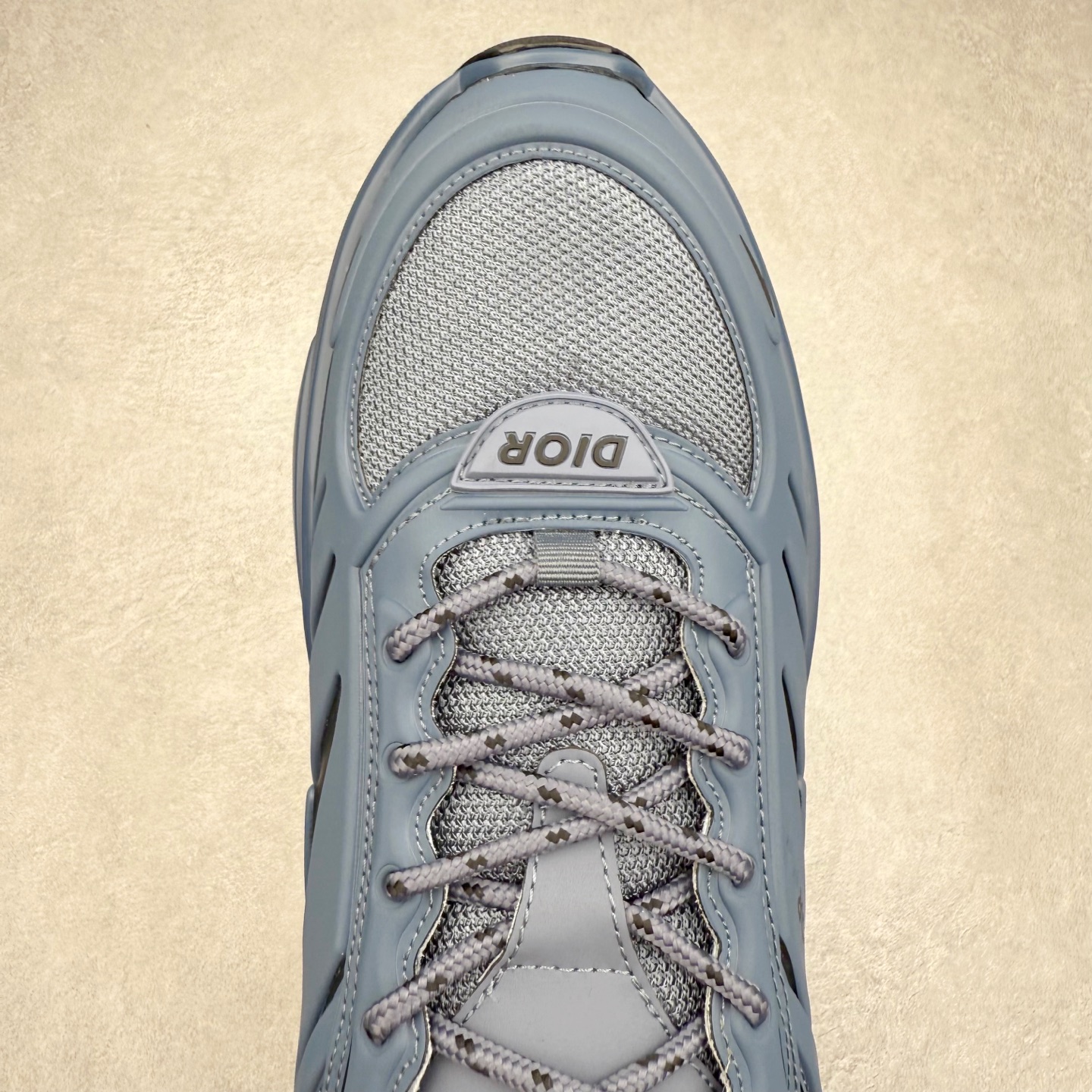 图片[4]-DIOR B44 Blade 迪奥2024新款圆头系带跑步鞋 新款鞋款的特点是受到 21 世纪启发的大胆蓬松造型 B44 Blade 运动鞋采用渐变技术网布制成 配有同色技术面料面板 鞋底上配有对比鲜明的 Blade 嵌件 与跑步世界息息相关 这款运动鞋具有运动、复古未来主义的外观 配有超细纤维和帆布嵌件 并饰有标志性的“Dior”标志 点缀在鞋面、鞋跟和侧面 鞋型饰有 Dior 和Lewis Hamilton标志性饰物 悬挂在鞋眼上 而鞋面、鞋跟和侧面则饰有 Dior 标志 尺码：36 37 38 39 40 41 42 43 44 45-选品中心