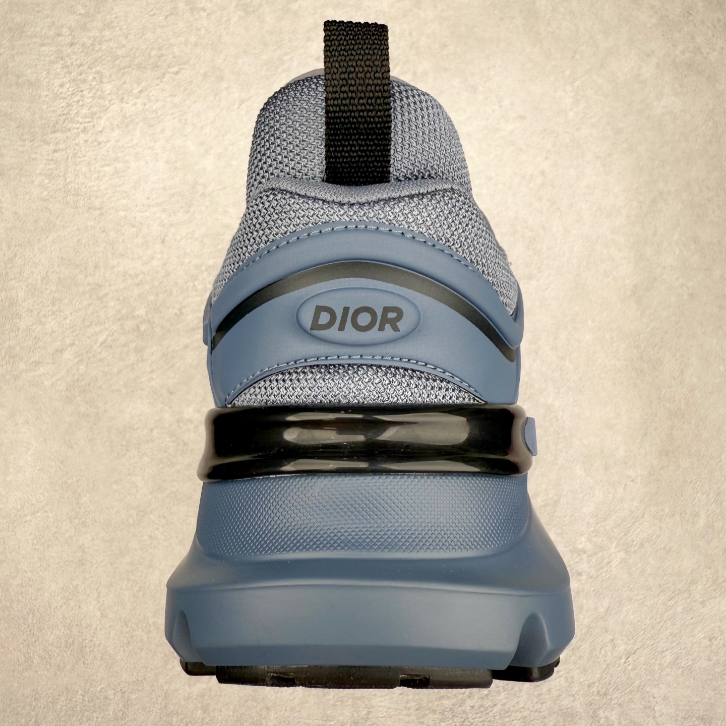 图片[8]-DIOR B44 Blade 迪奥2024新款圆头系带跑步鞋 新款鞋款的特点是受到 21 世纪启发的大胆蓬松造型 B44 Blade 运动鞋采用渐变技术网布制成 配有同色技术面料面板 鞋底上配有对比鲜明的 Blade 嵌件 与跑步世界息息相关 这款运动鞋具有运动、复古未来主义的外观 配有超细纤维和帆布嵌件 并饰有标志性的“Dior”标志 点缀在鞋面、鞋跟和侧面 鞋型饰有 Dior 和Lewis Hamilton标志性饰物 悬挂在鞋眼上 而鞋面、鞋跟和侧面则饰有 Dior 标志 尺码：36 37 38 39 40 41 42 43 44 45-选品中心