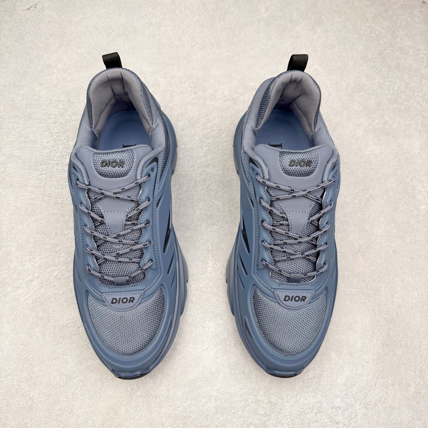 图片[2]-DIOR B44 Blade 迪奥2024新款圆头系带跑步鞋 新款鞋款的特点是受到 21 世纪启发的大胆蓬松造型 B44 Blade 运动鞋采用渐变技术网布制成 配有同色技术面料面板 鞋底上配有对比鲜明的 Blade 嵌件 与跑步世界息息相关 这款运动鞋具有运动、复古未来主义的外观 配有超细纤维和帆布嵌件 并饰有标志性的“Dior”标志 点缀在鞋面、鞋跟和侧面 鞋型饰有 Dior 和Lewis Hamilton标志性饰物 悬挂在鞋眼上 而鞋面、鞋跟和侧面则饰有 Dior 标志 尺码：36 37 38 39 40 41 42 43 44 45-选品中心