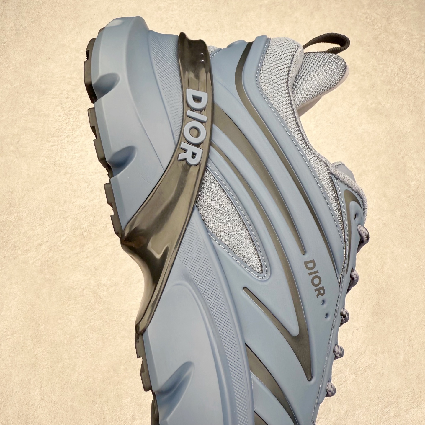 图片[6]-DIOR B44 Blade 迪奥2024新款圆头系带跑步鞋 新款鞋款的特点是受到 21 世纪启发的大胆蓬松造型 B44 Blade 运动鞋采用渐变技术网布制成 配有同色技术面料面板 鞋底上配有对比鲜明的 Blade 嵌件 与跑步世界息息相关 这款运动鞋具有运动、复古未来主义的外观 配有超细纤维和帆布嵌件 并饰有标志性的“Dior”标志 点缀在鞋面、鞋跟和侧面 鞋型饰有 Dior 和Lewis Hamilton标志性饰物 悬挂在鞋眼上 而鞋面、鞋跟和侧面则饰有 Dior 标志 尺码：36 37 38 39 40 41 42 43 44 45-选品中心