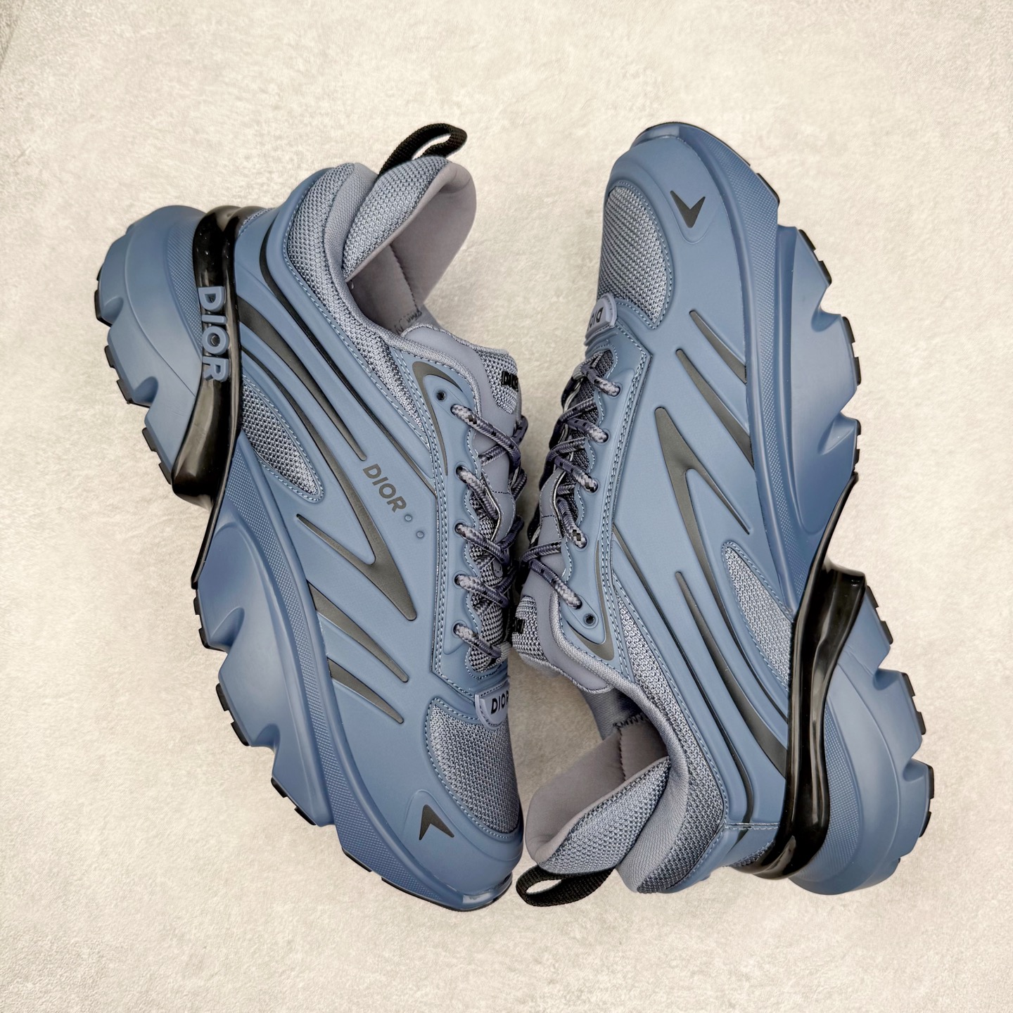 图片[3]-DIOR B44 Blade 迪奥2024新款圆头系带跑步鞋 新款鞋款的特点是受到 21 世纪启发的大胆蓬松造型 B44 Blade 运动鞋采用渐变技术网布制成 配有同色技术面料面板 鞋底上配有对比鲜明的 Blade 嵌件 与跑步世界息息相关 这款运动鞋具有运动、复古未来主义的外观 配有超细纤维和帆布嵌件 并饰有标志性的“Dior”标志 点缀在鞋面、鞋跟和侧面 鞋型饰有 Dior 和Lewis Hamilton标志性饰物 悬挂在鞋眼上 而鞋面、鞋跟和侧面则饰有 Dior 标志 尺码：36 37 38 39 40 41 42 43 44 45-选品中心