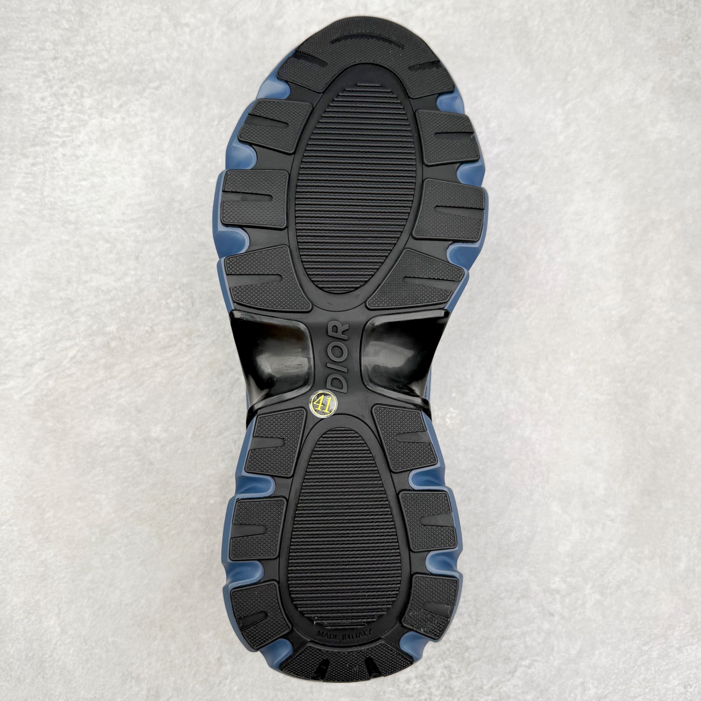 图片[9]-DIOR B44 Blade 迪奥2024新款圆头系带跑步鞋 新款鞋款的特点是受到 21 世纪启发的大胆蓬松造型 B44 Blade 运动鞋采用渐变技术网布制成 配有同色技术面料面板 鞋底上配有对比鲜明的 Blade 嵌件 与跑步世界息息相关 这款运动鞋具有运动、复古未来主义的外观 配有超细纤维和帆布嵌件 并饰有标志性的“Dior”标志 点缀在鞋面、鞋跟和侧面 鞋型饰有 Dior 和Lewis Hamilton标志性饰物 悬挂在鞋眼上 而鞋面、鞋跟和侧面则饰有 Dior 标志 尺码：36 37 38 39 40 41 42 43 44 45-选品中心