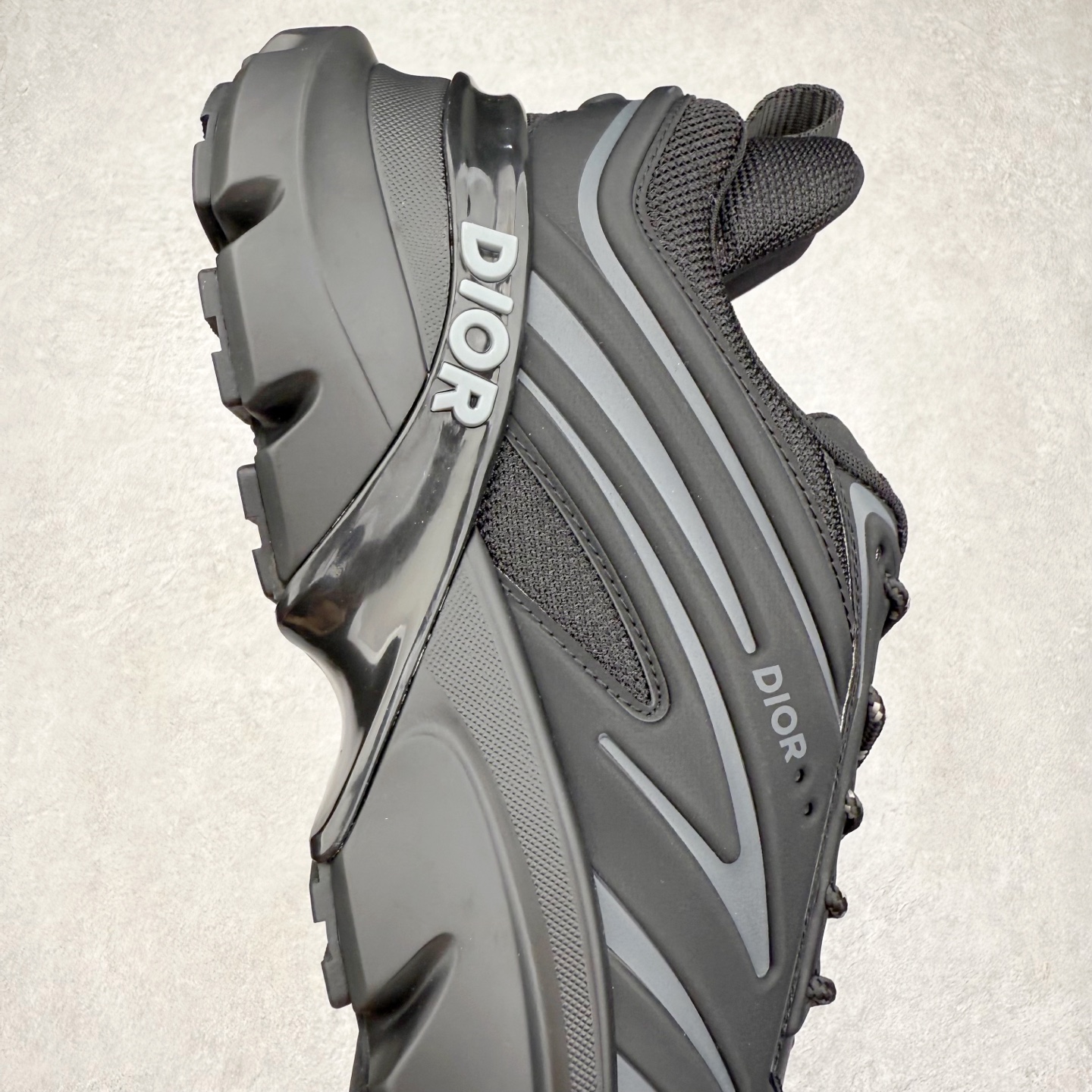 图片[6]-DIOR B44 Blade 迪奥2024新款圆头系带跑步鞋 新款鞋款的特点是受到 21 世纪启发的大胆蓬松造型 B44 Blade 运动鞋采用渐变技术网布制成 配有同色技术面料面板 鞋底上配有对比鲜明的 Blade 嵌件 与跑步世界息息相关 这款运动鞋具有运动、复古未来主义的外观 配有超细纤维和帆布嵌件 并饰有标志性的“Dior”标志 点缀在鞋面、鞋跟和侧面 鞋型饰有 Dior 和Lewis Hamilton标志性饰物 悬挂在鞋眼上 而鞋面、鞋跟和侧面则饰有 Dior 标志 尺码：36 37 38 39 40 41 42 43 44 45-选品中心