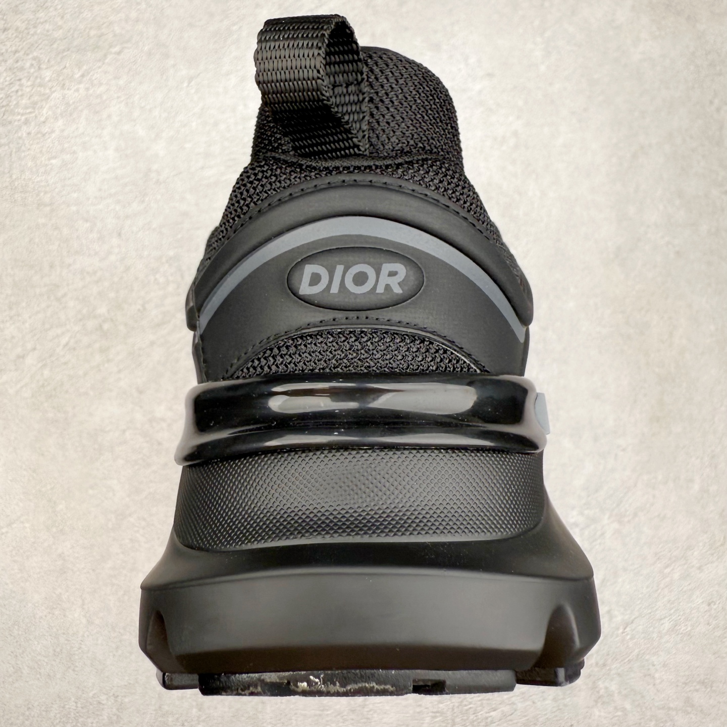 图片[8]-DIOR B44 Blade 迪奥2024新款圆头系带跑步鞋 新款鞋款的特点是受到 21 世纪启发的大胆蓬松造型 B44 Blade 运动鞋采用渐变技术网布制成 配有同色技术面料面板 鞋底上配有对比鲜明的 Blade 嵌件 与跑步世界息息相关 这款运动鞋具有运动、复古未来主义的外观 配有超细纤维和帆布嵌件 并饰有标志性的“Dior”标志 点缀在鞋面、鞋跟和侧面 鞋型饰有 Dior 和Lewis Hamilton标志性饰物 悬挂在鞋眼上 而鞋面、鞋跟和侧面则饰有 Dior 标志 尺码：36 37 38 39 40 41 42 43 44 45-选品中心