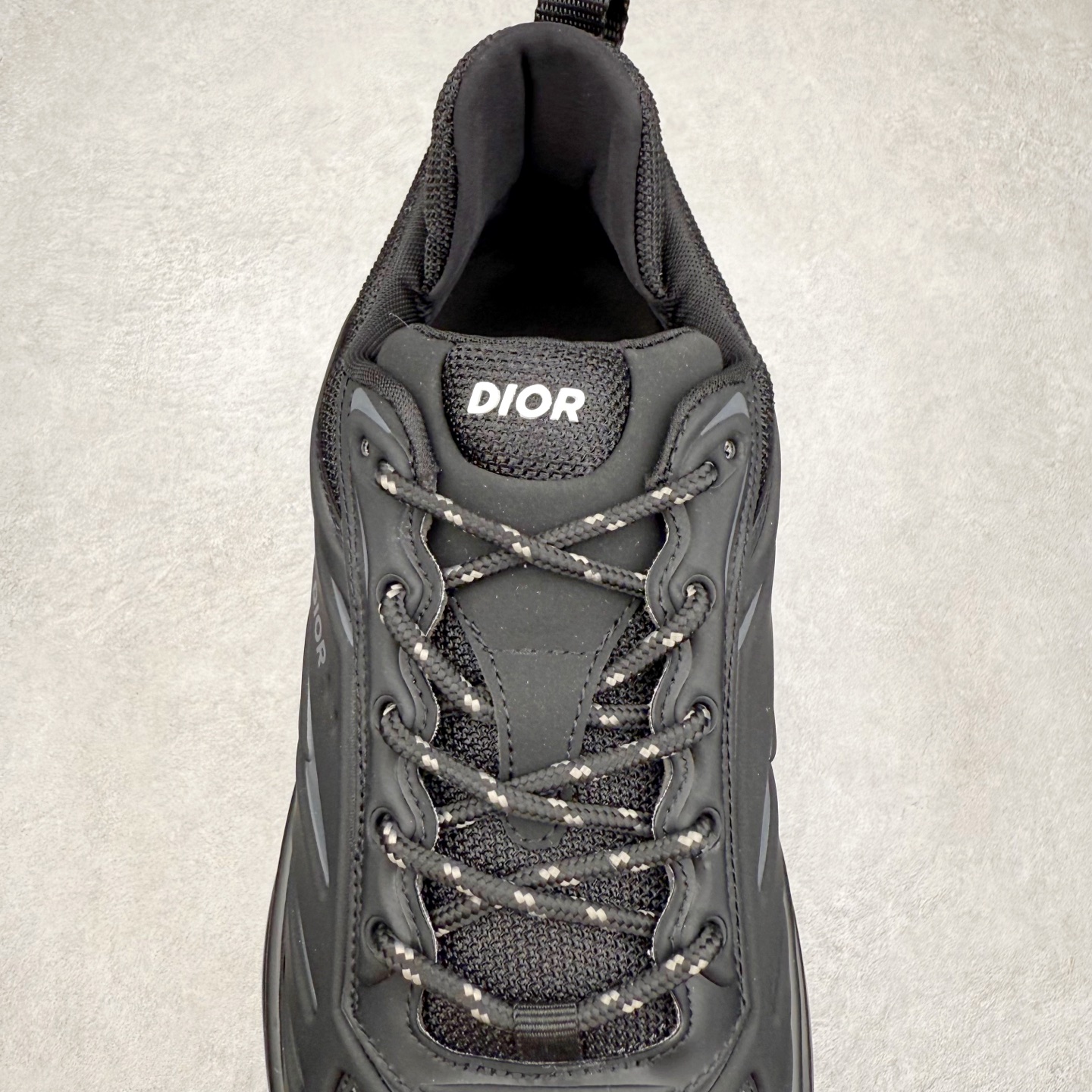 图片[5]-DIOR B44 Blade 迪奥2024新款圆头系带跑步鞋 新款鞋款的特点是受到 21 世纪启发的大胆蓬松造型 B44 Blade 运动鞋采用渐变技术网布制成 配有同色技术面料面板 鞋底上配有对比鲜明的 Blade 嵌件 与跑步世界息息相关 这款运动鞋具有运动、复古未来主义的外观 配有超细纤维和帆布嵌件 并饰有标志性的“Dior”标志 点缀在鞋面、鞋跟和侧面 鞋型饰有 Dior 和Lewis Hamilton标志性饰物 悬挂在鞋眼上 而鞋面、鞋跟和侧面则饰有 Dior 标志 尺码：36 37 38 39 40 41 42 43 44 45-选品中心