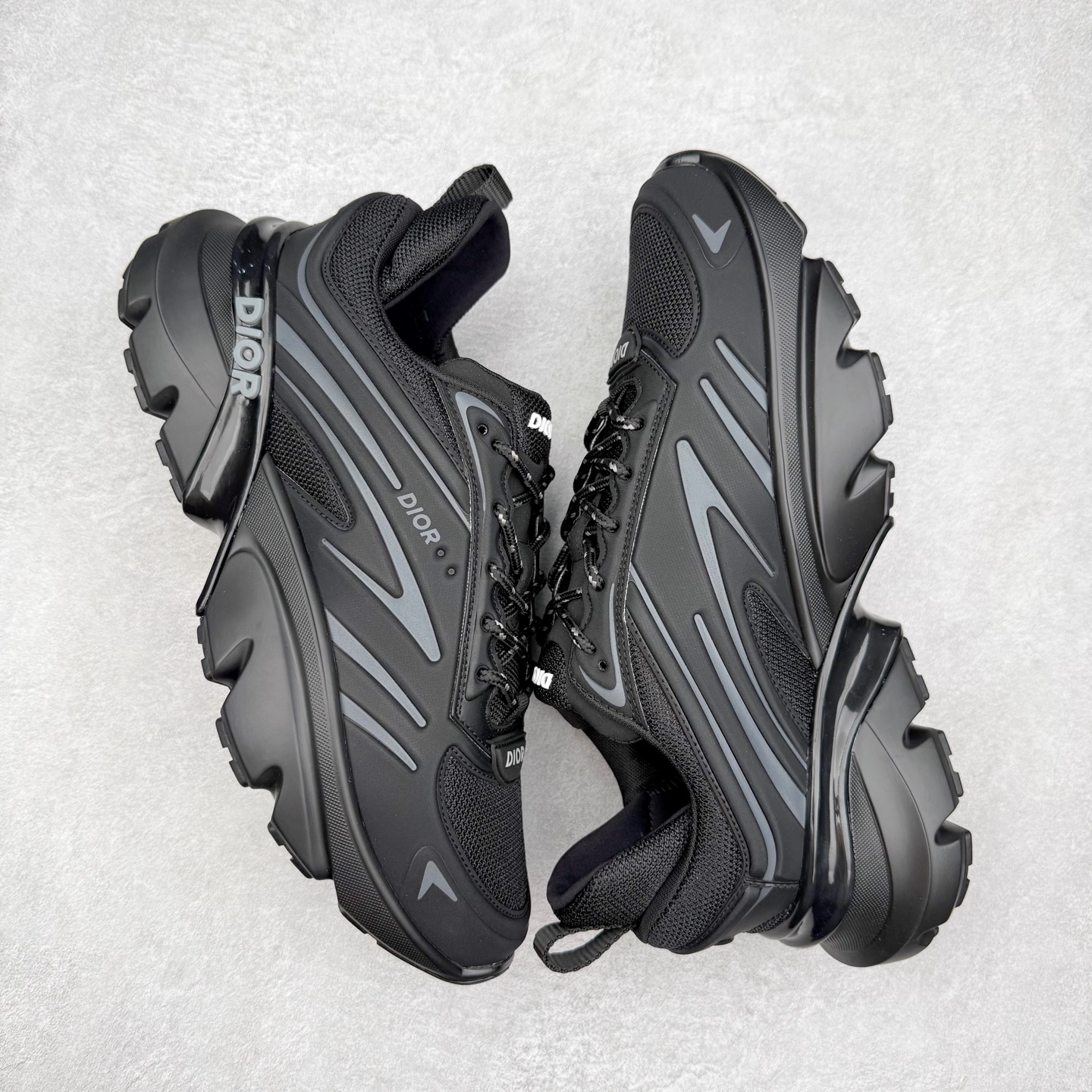 图片[3]-DIOR B44 Blade 迪奥2024新款圆头系带跑步鞋 新款鞋款的特点是受到 21 世纪启发的大胆蓬松造型 B44 Blade 运动鞋采用渐变技术网布制成 配有同色技术面料面板 鞋底上配有对比鲜明的 Blade 嵌件 与跑步世界息息相关 这款运动鞋具有运动、复古未来主义的外观 配有超细纤维和帆布嵌件 并饰有标志性的“Dior”标志 点缀在鞋面、鞋跟和侧面 鞋型饰有 Dior 和Lewis Hamilton标志性饰物 悬挂在鞋眼上 而鞋面、鞋跟和侧面则饰有 Dior 标志 尺码：36 37 38 39 40 41 42 43 44 45-选品中心