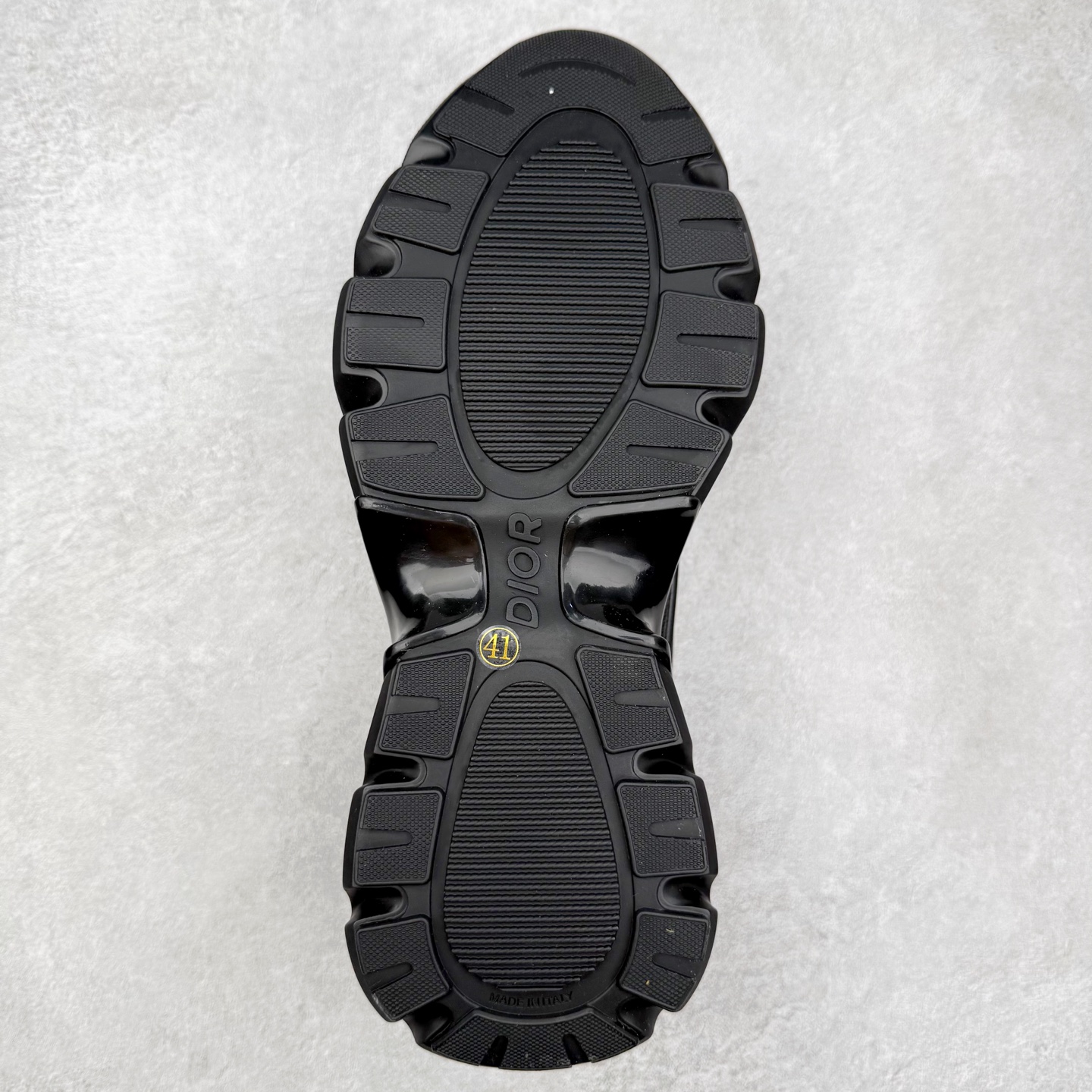 图片[9]-DIOR B44 Blade 迪奥2024新款圆头系带跑步鞋 新款鞋款的特点是受到 21 世纪启发的大胆蓬松造型 B44 Blade 运动鞋采用渐变技术网布制成 配有同色技术面料面板 鞋底上配有对比鲜明的 Blade 嵌件 与跑步世界息息相关 这款运动鞋具有运动、复古未来主义的外观 配有超细纤维和帆布嵌件 并饰有标志性的“Dior”标志 点缀在鞋面、鞋跟和侧面 鞋型饰有 Dior 和Lewis Hamilton标志性饰物 悬挂在鞋眼上 而鞋面、鞋跟和侧面则饰有 Dior 标志 尺码：36 37 38 39 40 41 42 43 44 45-选品中心