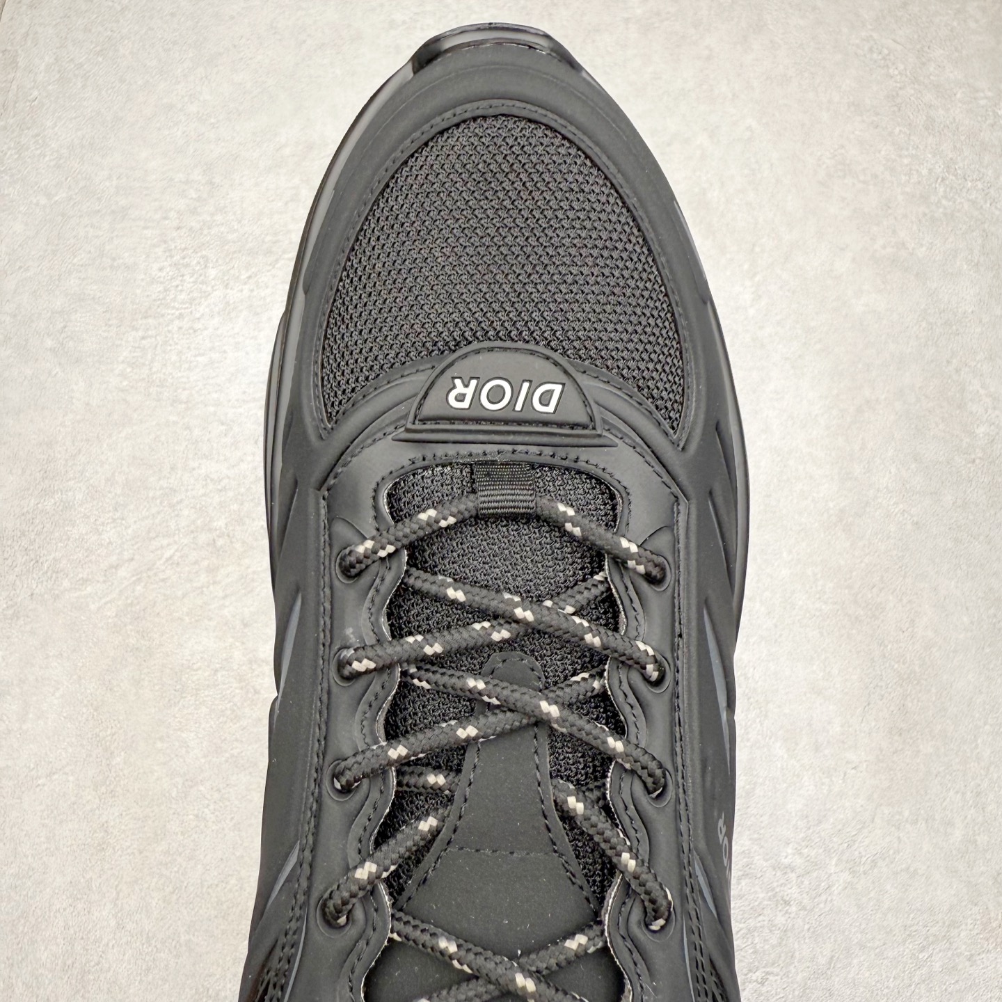 图片[4]-DIOR B44 Blade 迪奥2024新款圆头系带跑步鞋 新款鞋款的特点是受到 21 世纪启发的大胆蓬松造型 B44 Blade 运动鞋采用渐变技术网布制成 配有同色技术面料面板 鞋底上配有对比鲜明的 Blade 嵌件 与跑步世界息息相关 这款运动鞋具有运动、复古未来主义的外观 配有超细纤维和帆布嵌件 并饰有标志性的“Dior”标志 点缀在鞋面、鞋跟和侧面 鞋型饰有 Dior 和Lewis Hamilton标志性饰物 悬挂在鞋眼上 而鞋面、鞋跟和侧面则饰有 Dior 标志 尺码：36 37 38 39 40 41 42 43 44 45-选品中心