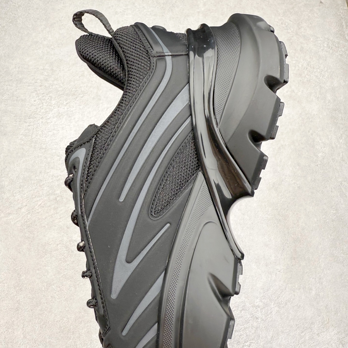 图片[7]-DIOR B44 Blade 迪奥2024新款圆头系带跑步鞋 新款鞋款的特点是受到 21 世纪启发的大胆蓬松造型 B44 Blade 运动鞋采用渐变技术网布制成 配有同色技术面料面板 鞋底上配有对比鲜明的 Blade 嵌件 与跑步世界息息相关 这款运动鞋具有运动、复古未来主义的外观 配有超细纤维和帆布嵌件 并饰有标志性的“Dior”标志 点缀在鞋面、鞋跟和侧面 鞋型饰有 Dior 和Lewis Hamilton标志性饰物 悬挂在鞋眼上 而鞋面、鞋跟和侧面则饰有 Dior 标志 尺码：36 37 38 39 40 41 42 43 44 45-选品中心