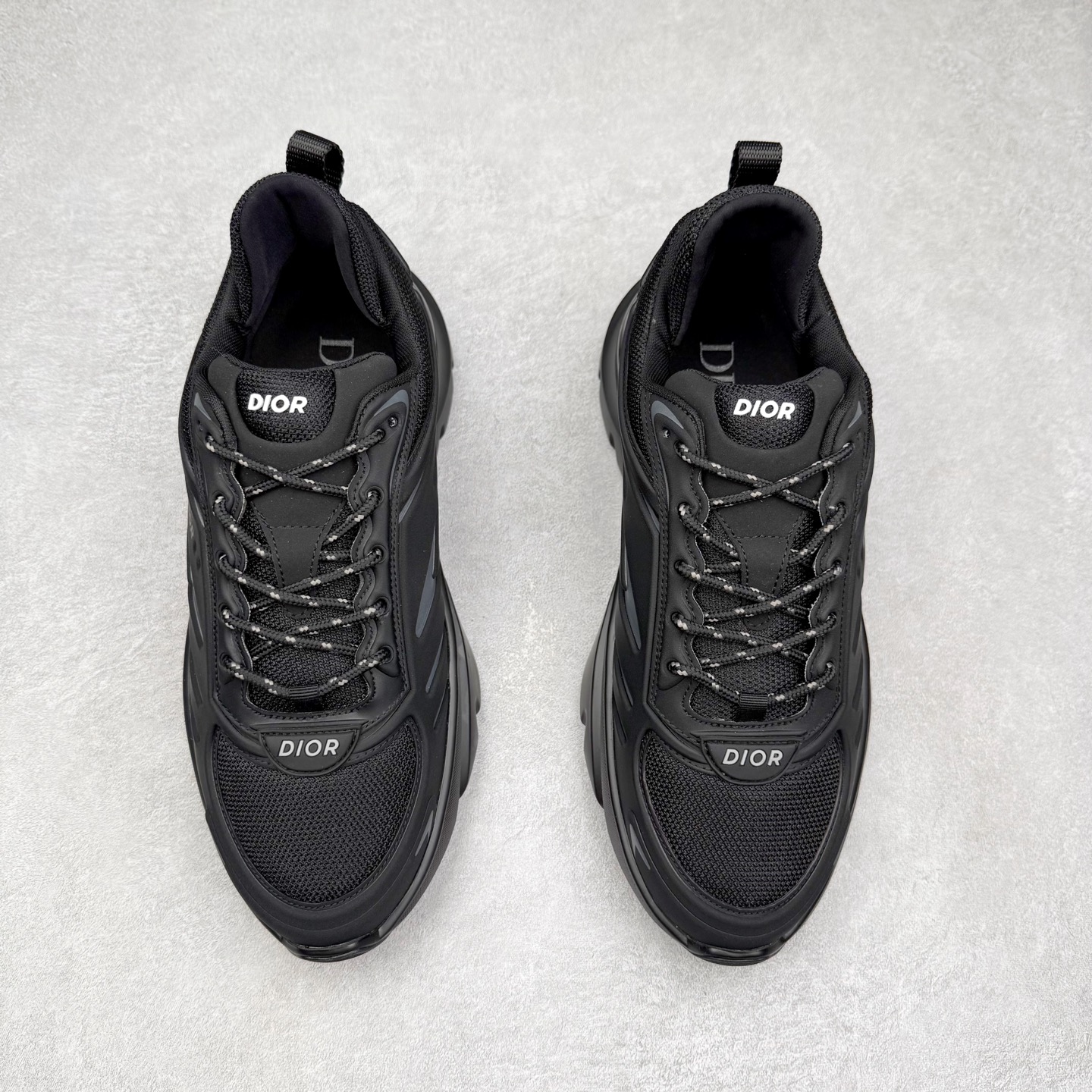 图片[2]-DIOR B44 Blade 迪奥2024新款圆头系带跑步鞋 新款鞋款的特点是受到 21 世纪启发的大胆蓬松造型 B44 Blade 运动鞋采用渐变技术网布制成 配有同色技术面料面板 鞋底上配有对比鲜明的 Blade 嵌件 与跑步世界息息相关 这款运动鞋具有运动、复古未来主义的外观 配有超细纤维和帆布嵌件 并饰有标志性的“Dior”标志 点缀在鞋面、鞋跟和侧面 鞋型饰有 Dior 和Lewis Hamilton标志性饰物 悬挂在鞋眼上 而鞋面、鞋跟和侧面则饰有 Dior 标志 尺码：36 37 38 39 40 41 42 43 44 45-选品中心