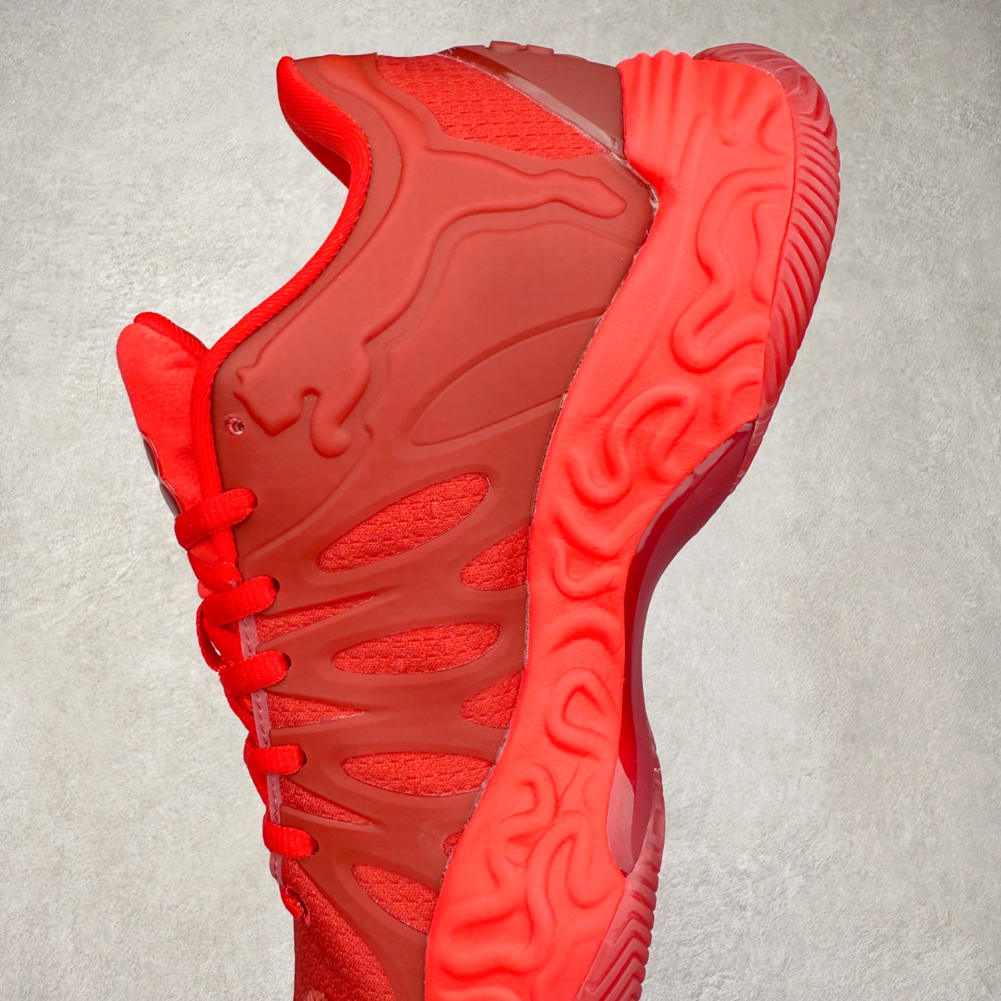 图片[7]-PUMA Hali 1 彪马哈里伯顿一代舒适百搭防滑耐磨低帮篮球鞋 设计师和哈里伯顿在设计过程中进行过多次沟通，中底NITRO泡棉的指纹纹理，有很明显的Salehe Bembury风格。鞋舌和后跟处的个人Logo由“Hali”简化而来，鞋帮位置的PUMA立体美洲狮增添了复古感。低帮造型目的为哈利带来更好的场地感。织物鞋面配合TPU补强提供动态支撑。中足内嵌大面积H型抗扭片，外底是人字纹的半透明橡胶。尺码：36 36.5 37.5 38 38.5 39 40 40.5 41 42 42.5 43 44 44.5 45 46-选品中心