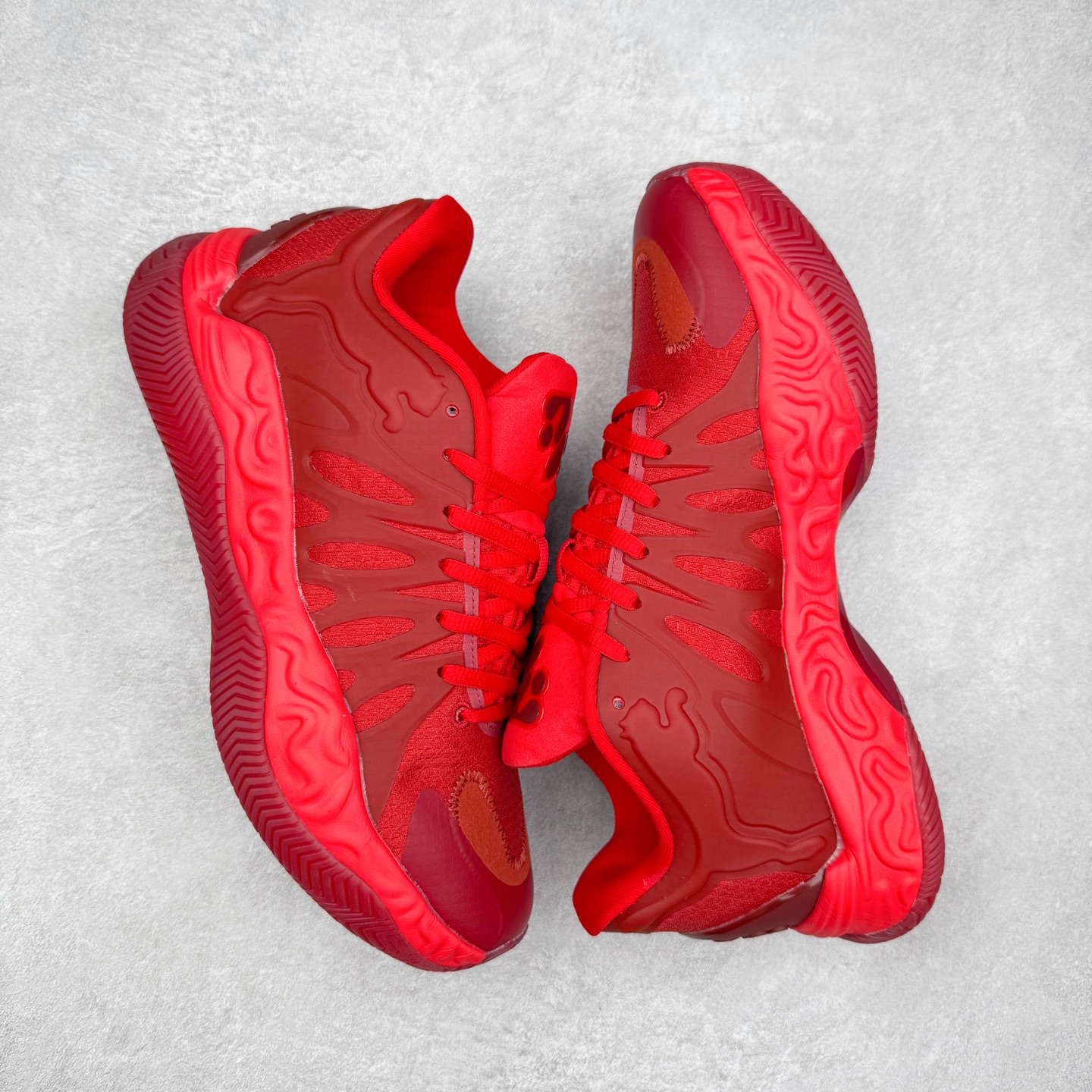 图片[3]-PUMA Hali 1 彪马哈里伯顿一代舒适百搭防滑耐磨低帮篮球鞋 设计师和哈里伯顿在设计过程中进行过多次沟通，中底NITRO泡棉的指纹纹理，有很明显的Salehe Bembury风格。鞋舌和后跟处的个人Logo由“Hali”简化而来，鞋帮位置的PUMA立体美洲狮增添了复古感。低帮造型目的为哈利带来更好的场地感。织物鞋面配合TPU补强提供动态支撑。中足内嵌大面积H型抗扭片，外底是人字纹的半透明橡胶。尺码：36 36.5 37.5 38 38.5 39 40 40.5 41 42 42.5 43 44 44.5 45 46-选品中心