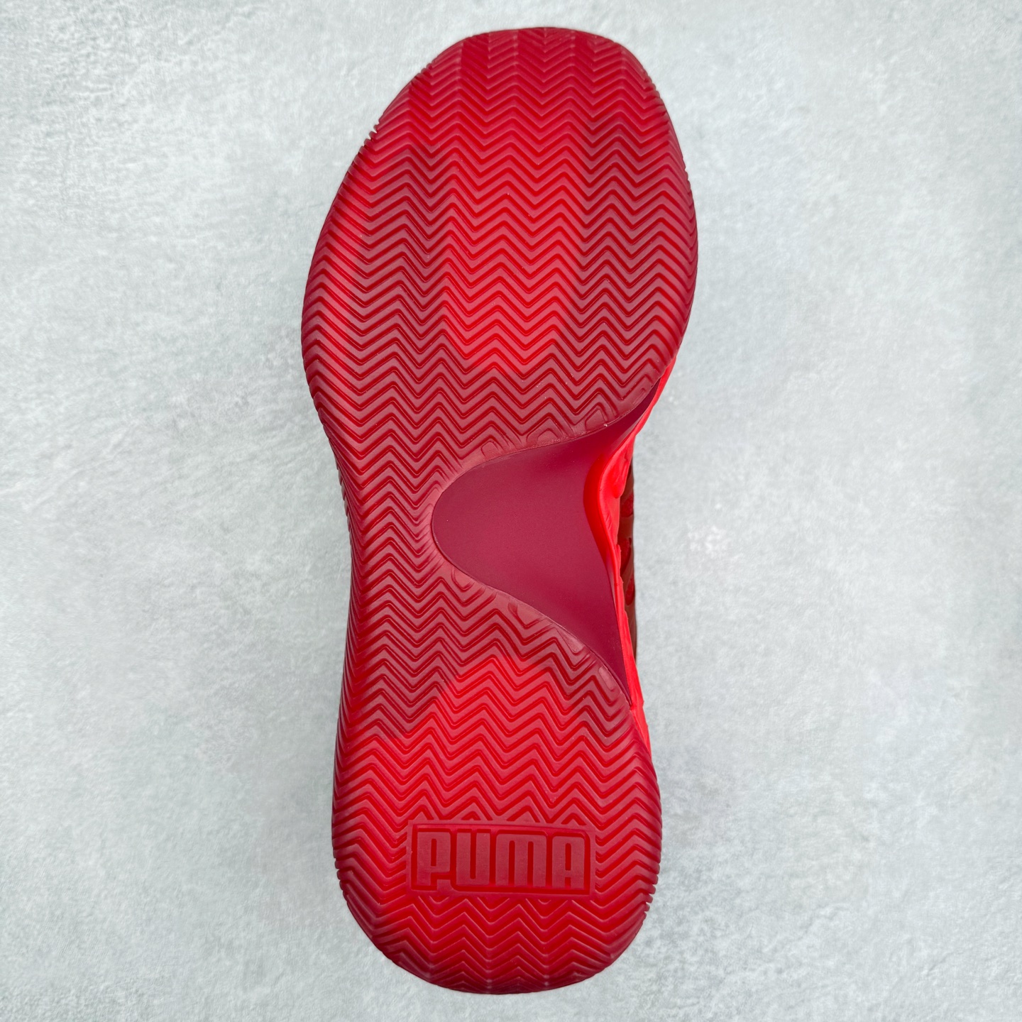 图片[9]-PUMA Hali 1 彪马哈里伯顿一代舒适百搭防滑耐磨低帮篮球鞋 设计师和哈里伯顿在设计过程中进行过多次沟通，中底NITRO泡棉的指纹纹理，有很明显的Salehe Bembury风格。鞋舌和后跟处的个人Logo由“Hali”简化而来，鞋帮位置的PUMA立体美洲狮增添了复古感。低帮造型目的为哈利带来更好的场地感。织物鞋面配合TPU补强提供动态支撑。中足内嵌大面积H型抗扭片，外底是人字纹的半透明橡胶。尺码：36 36.5 37.5 38 38.5 39 40 40.5 41 42 42.5 43 44 44.5 45 46-选品中心