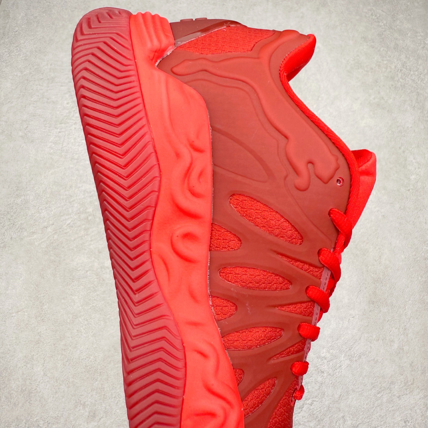 图片[6]-PUMA Hali 1 彪马哈里伯顿一代舒适百搭防滑耐磨低帮篮球鞋 设计师和哈里伯顿在设计过程中进行过多次沟通，中底NITRO泡棉的指纹纹理，有很明显的Salehe Bembury风格。鞋舌和后跟处的个人Logo由“Hali”简化而来，鞋帮位置的PUMA立体美洲狮增添了复古感。低帮造型目的为哈利带来更好的场地感。织物鞋面配合TPU补强提供动态支撑。中足内嵌大面积H型抗扭片，外底是人字纹的半透明橡胶。尺码：36 36.5 37.5 38 38.5 39 40 40.5 41 42 42.5 43 44 44.5 45 46-选品中心