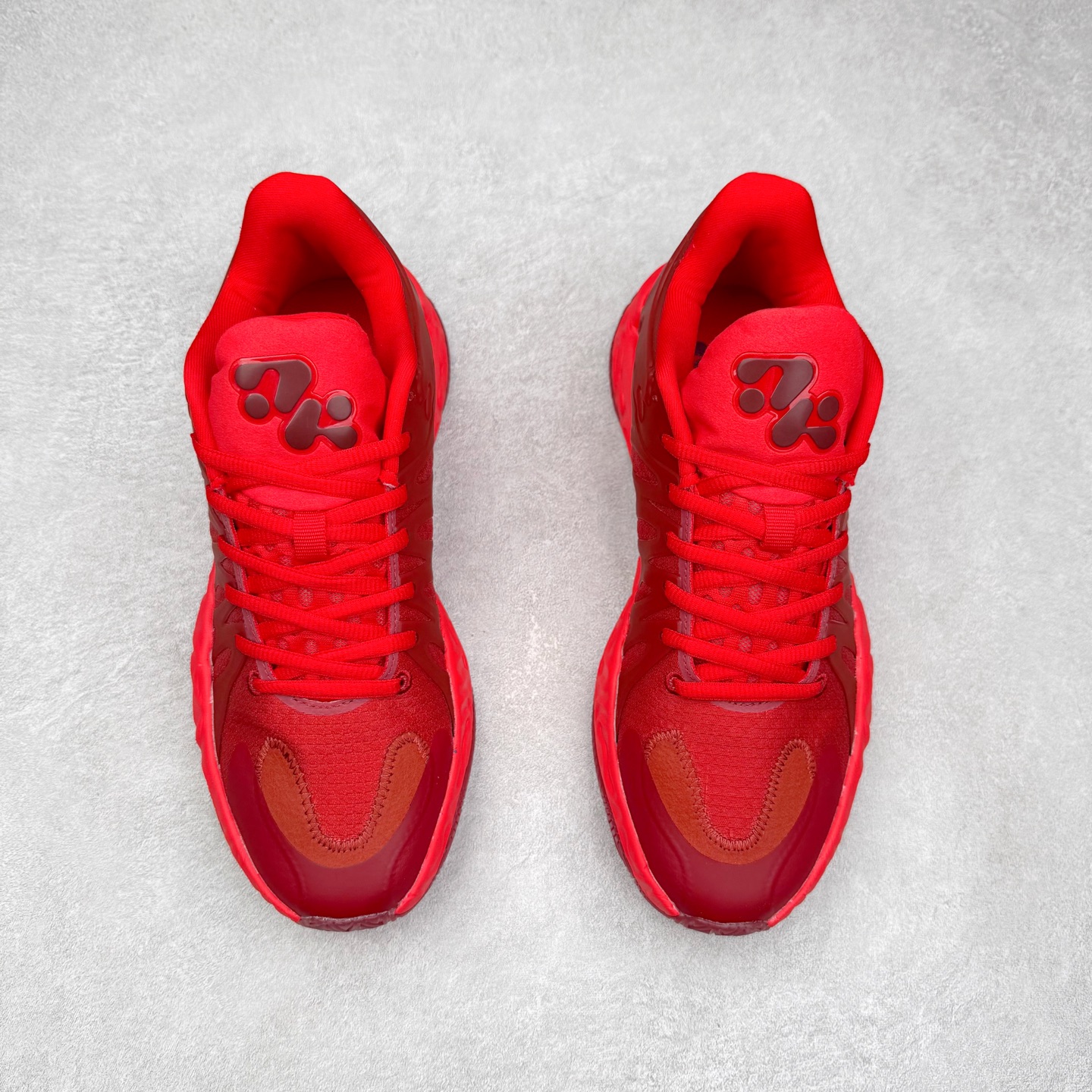 图片[2]-PUMA Hali 1 彪马哈里伯顿一代舒适百搭防滑耐磨低帮篮球鞋 设计师和哈里伯顿在设计过程中进行过多次沟通，中底NITRO泡棉的指纹纹理，有很明显的Salehe Bembury风格。鞋舌和后跟处的个人Logo由“Hali”简化而来，鞋帮位置的PUMA立体美洲狮增添了复古感。低帮造型目的为哈利带来更好的场地感。织物鞋面配合TPU补强提供动态支撑。中足内嵌大面积H型抗扭片，外底是人字纹的半透明橡胶。尺码：36 36.5 37.5 38 38.5 39 40 40.5 41 42 42.5 43 44 44.5 45 46-选品中心