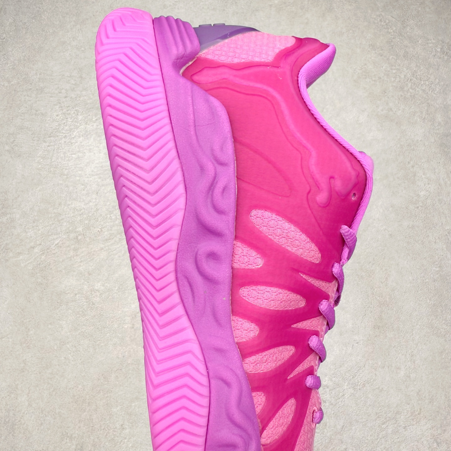 图片[6]-PUMA Hali 1 彪马哈里伯顿一代舒适百搭防滑耐磨低帮篮球鞋 设计师和哈里伯顿在设计过程中进行过多次沟通，中底NITRO泡棉的指纹纹理，有很明显的Salehe Bembury风格。鞋舌和后跟处的个人Logo由“Hali”简化而来，鞋帮位置的PUMA立体美洲狮增添了复古感。低帮造型目的为哈利带来更好的场地感。织物鞋面配合TPU补强提供动态支撑。中足内嵌大面积H型抗扭片，外底是人字纹的半透明橡胶。尺码：36 36.5 37.5 38 38.5 39 40 40.5 41 42 42.5 43 44 44.5 45 46-选品中心