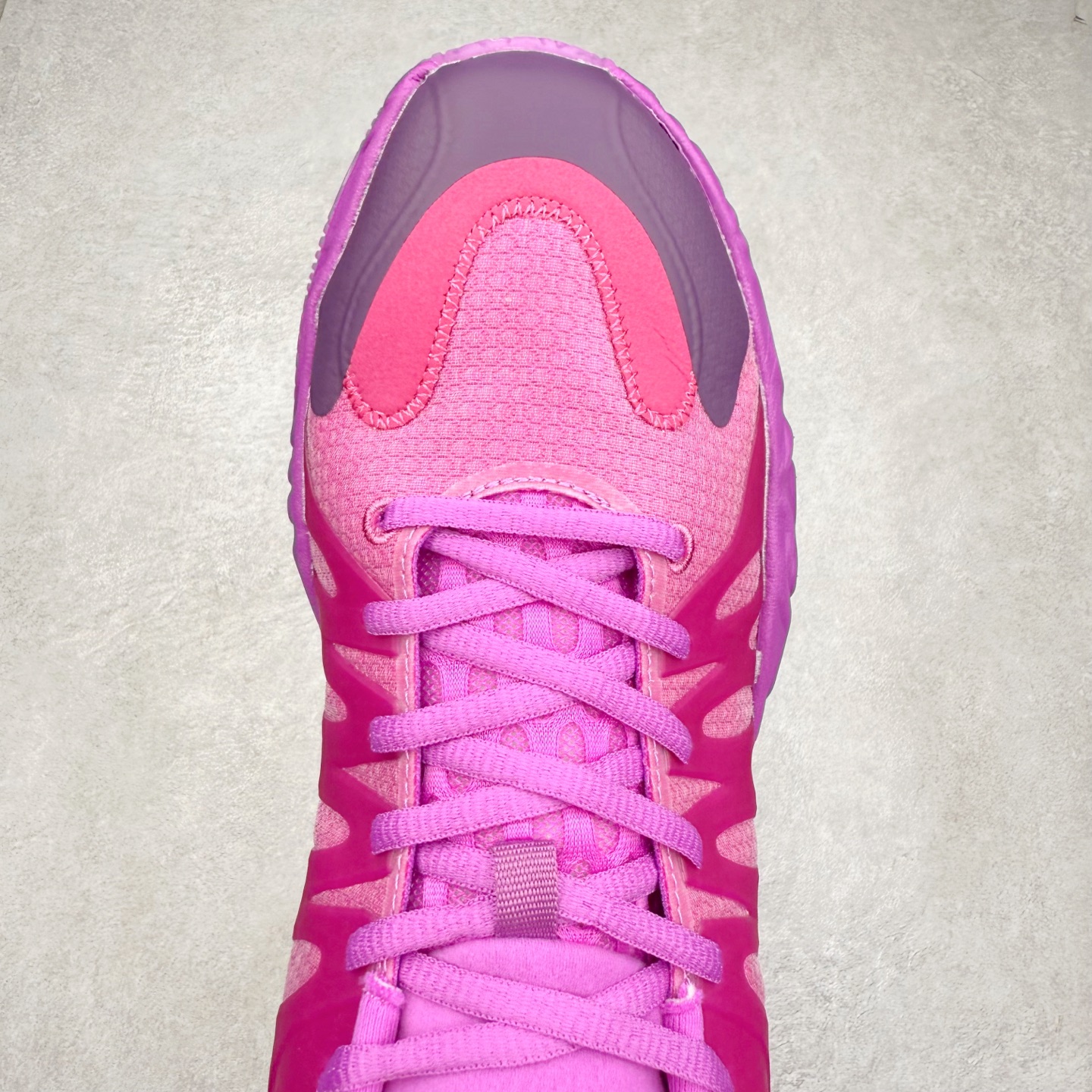 图片[4]-PUMA Hali 1 彪马哈里伯顿一代舒适百搭防滑耐磨低帮篮球鞋 设计师和哈里伯顿在设计过程中进行过多次沟通，中底NITRO泡棉的指纹纹理，有很明显的Salehe Bembury风格。鞋舌和后跟处的个人Logo由“Hali”简化而来，鞋帮位置的PUMA立体美洲狮增添了复古感。低帮造型目的为哈利带来更好的场地感。织物鞋面配合TPU补强提供动态支撑。中足内嵌大面积H型抗扭片，外底是人字纹的半透明橡胶。尺码：36 36.5 37.5 38 38.5 39 40 40.5 41 42 42.5 43 44 44.5 45 46-选品中心