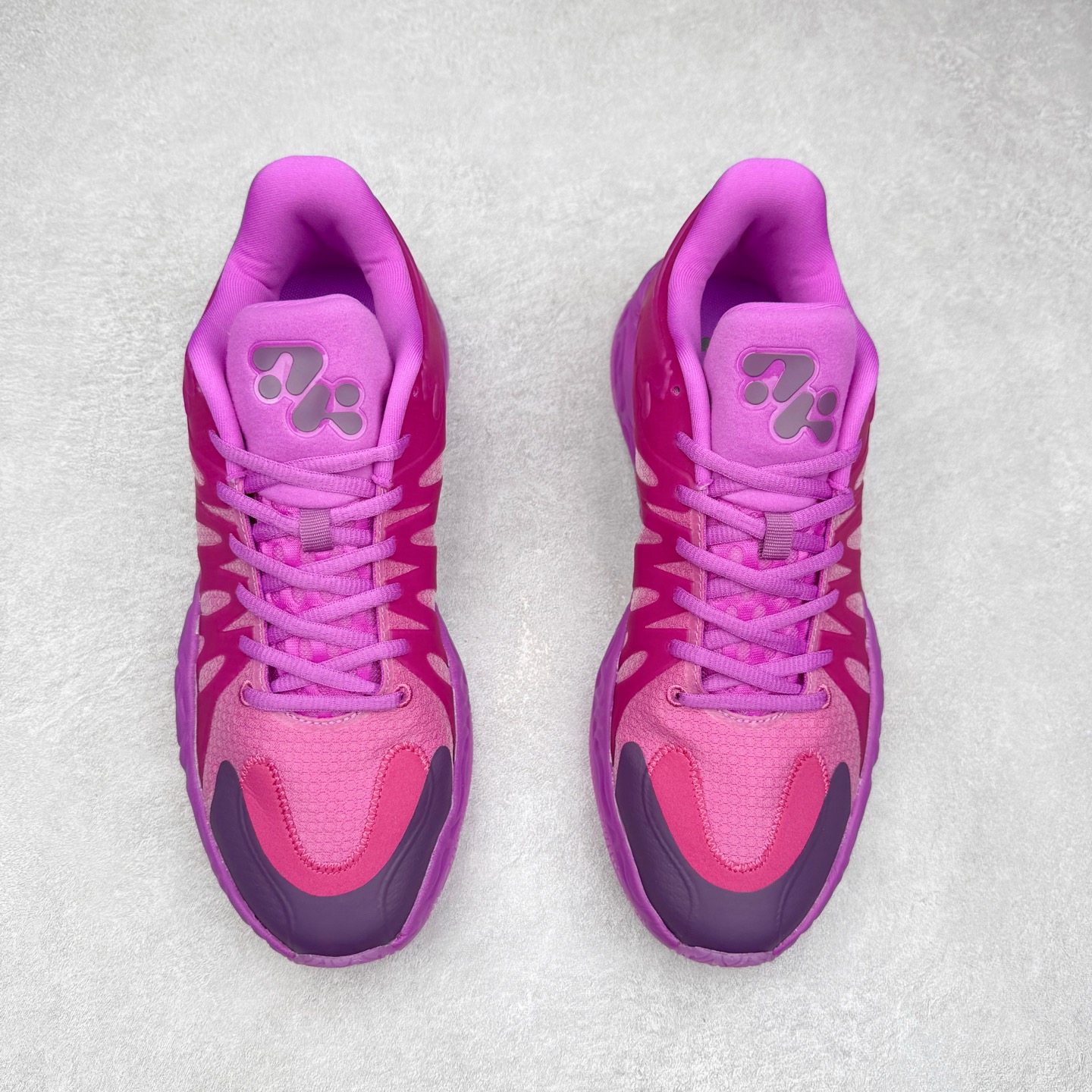 图片[2]-PUMA Hali 1 彪马哈里伯顿一代舒适百搭防滑耐磨低帮篮球鞋 设计师和哈里伯顿在设计过程中进行过多次沟通，中底NITRO泡棉的指纹纹理，有很明显的Salehe Bembury风格。鞋舌和后跟处的个人Logo由“Hali”简化而来，鞋帮位置的PUMA立体美洲狮增添了复古感。低帮造型目的为哈利带来更好的场地感。织物鞋面配合TPU补强提供动态支撑。中足内嵌大面积H型抗扭片，外底是人字纹的半透明橡胶。尺码：36 36.5 37.5 38 38.5 39 40 40.5 41 42 42.5 43 44 44.5 45 46-选品中心