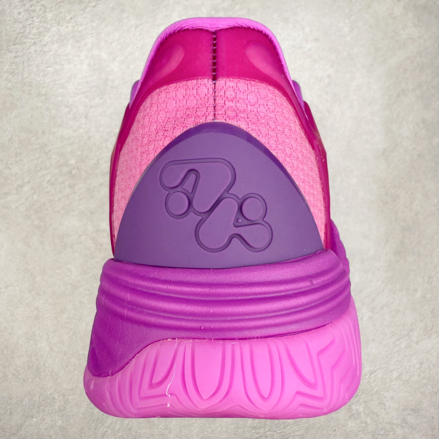 图片[8]-PUMA Hali 1 彪马哈里伯顿一代舒适百搭防滑耐磨低帮篮球鞋 设计师和哈里伯顿在设计过程中进行过多次沟通，中底NITRO泡棉的指纹纹理，有很明显的Salehe Bembury风格。鞋舌和后跟处的个人Logo由“Hali”简化而来，鞋帮位置的PUMA立体美洲狮增添了复古感。低帮造型目的为哈利带来更好的场地感。织物鞋面配合TPU补强提供动态支撑。中足内嵌大面积H型抗扭片，外底是人字纹的半透明橡胶。尺码：36 36.5 37.5 38 38.5 39 40 40.5 41 42 42.5 43 44 44.5 45 46-选品中心