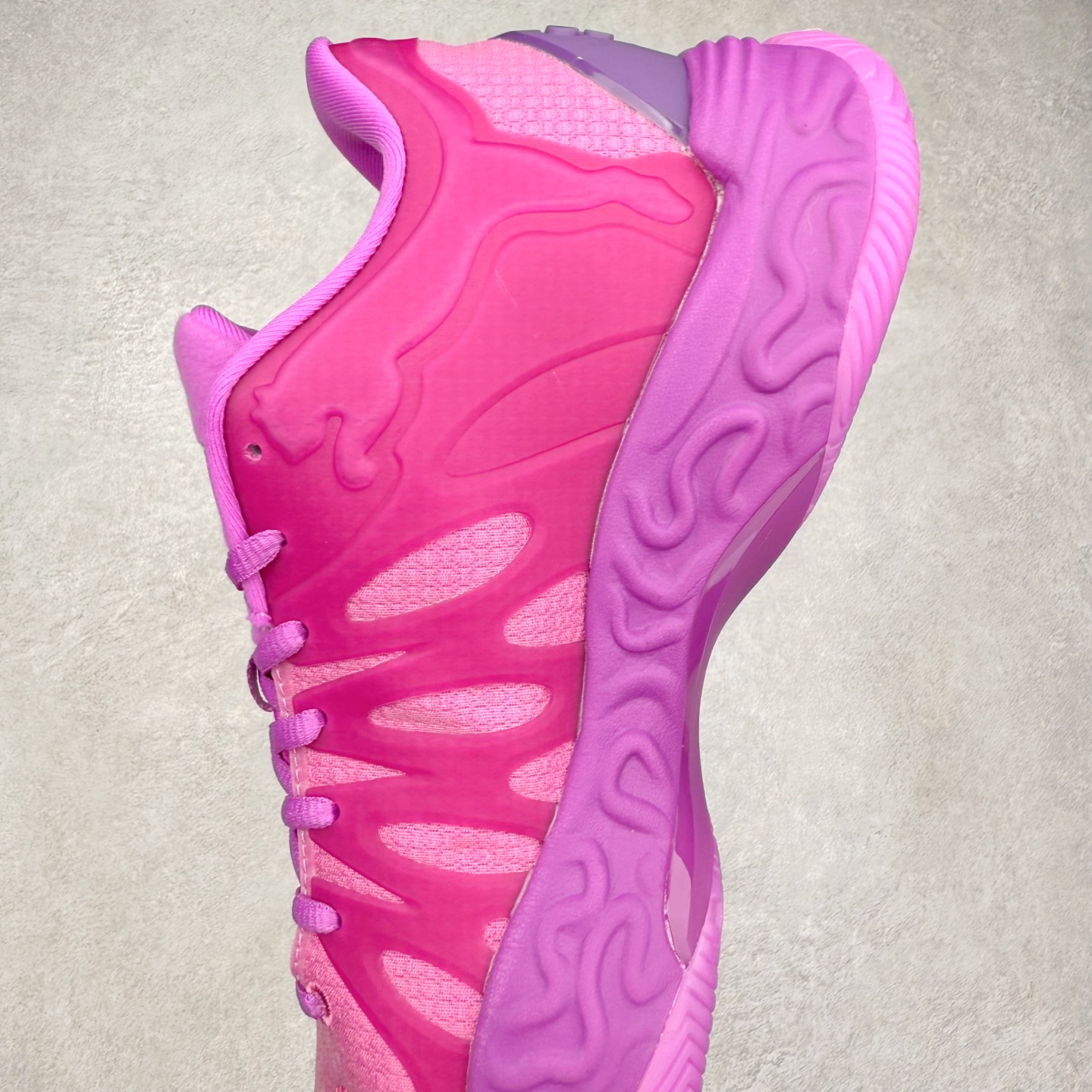 图片[7]-PUMA Hali 1 彪马哈里伯顿一代舒适百搭防滑耐磨低帮篮球鞋 设计师和哈里伯顿在设计过程中进行过多次沟通，中底NITRO泡棉的指纹纹理，有很明显的Salehe Bembury风格。鞋舌和后跟处的个人Logo由“Hali”简化而来，鞋帮位置的PUMA立体美洲狮增添了复古感。低帮造型目的为哈利带来更好的场地感。织物鞋面配合TPU补强提供动态支撑。中足内嵌大面积H型抗扭片，外底是人字纹的半透明橡胶。尺码：36 36.5 37.5 38 38.5 39 40 40.5 41 42 42.5 43 44 44.5 45 46-选品中心